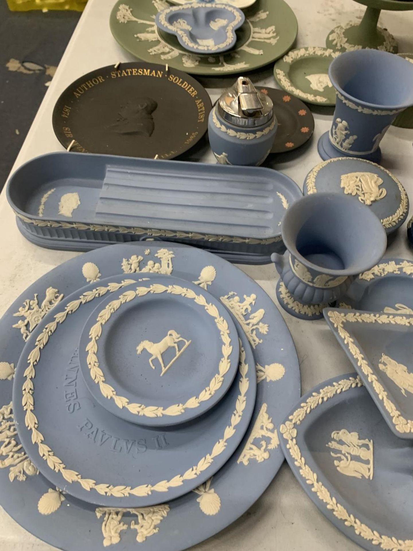 A LARGE QUANTITY OF WEDGWOOD TO INCLUDE BLUE, GREEN AND BLACK - PLATES, PIN TRAYS, TRINKET BOXES, - Image 2 of 3
