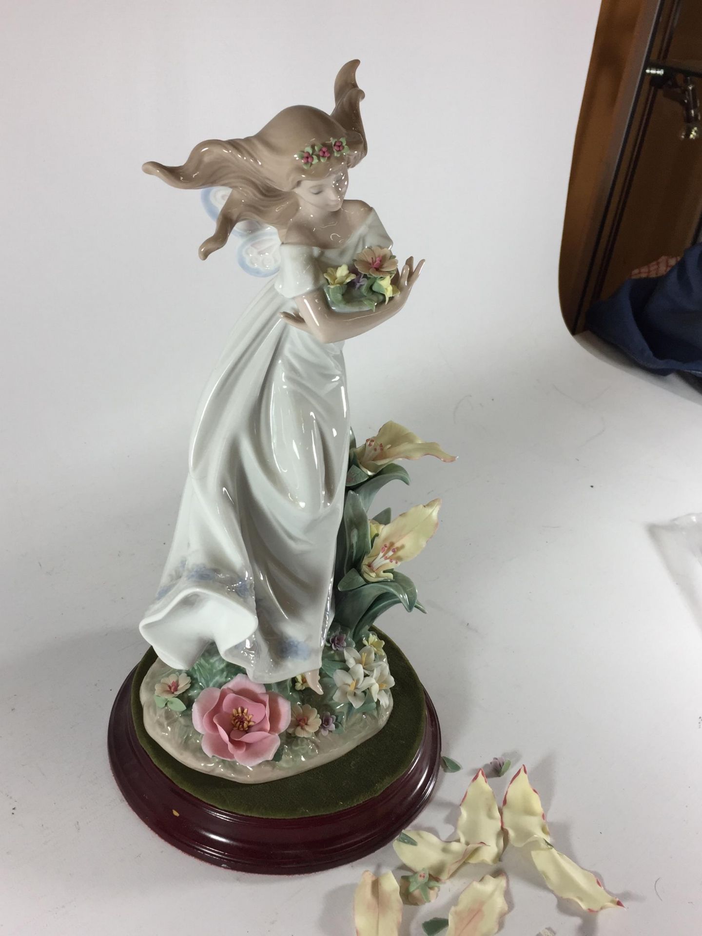 A LLADRO FAIRY FIGURE (FLOWERS A/F) - Image 2 of 3