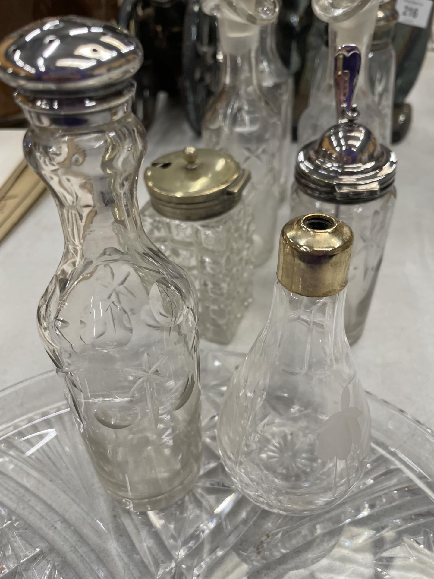 A MIXED LOT OF GLASSWARE TO INCLUDE CUT GLASS TRAY, CONDIMENT BOTTLES ETC - Image 2 of 3