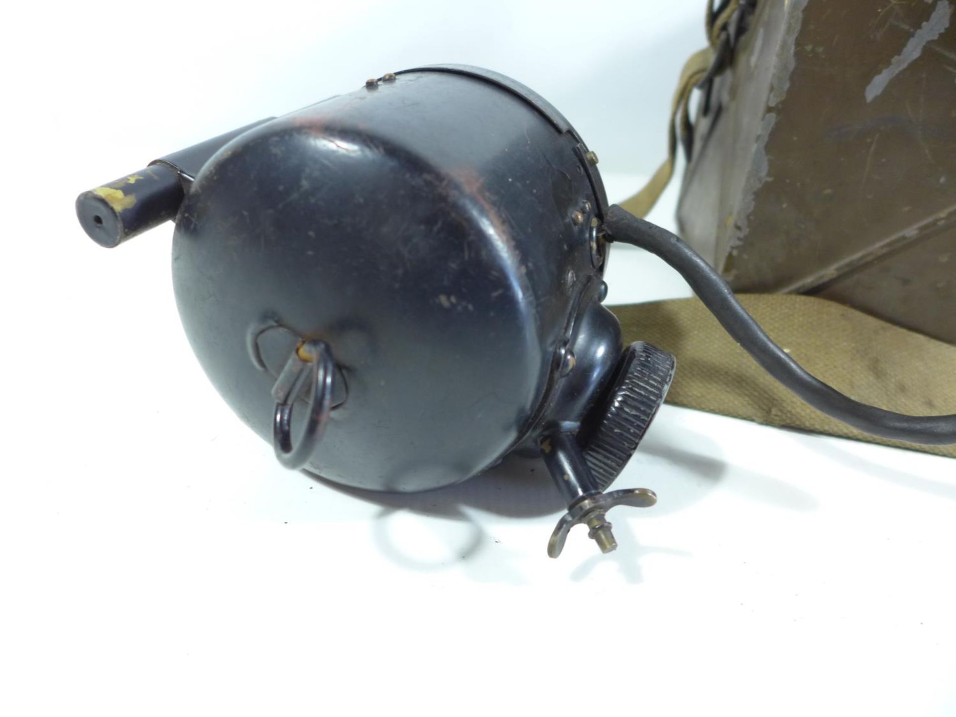 A WORLD WAR II MORSE CODE AND SIGNALLING LAMP KIT - Image 3 of 5