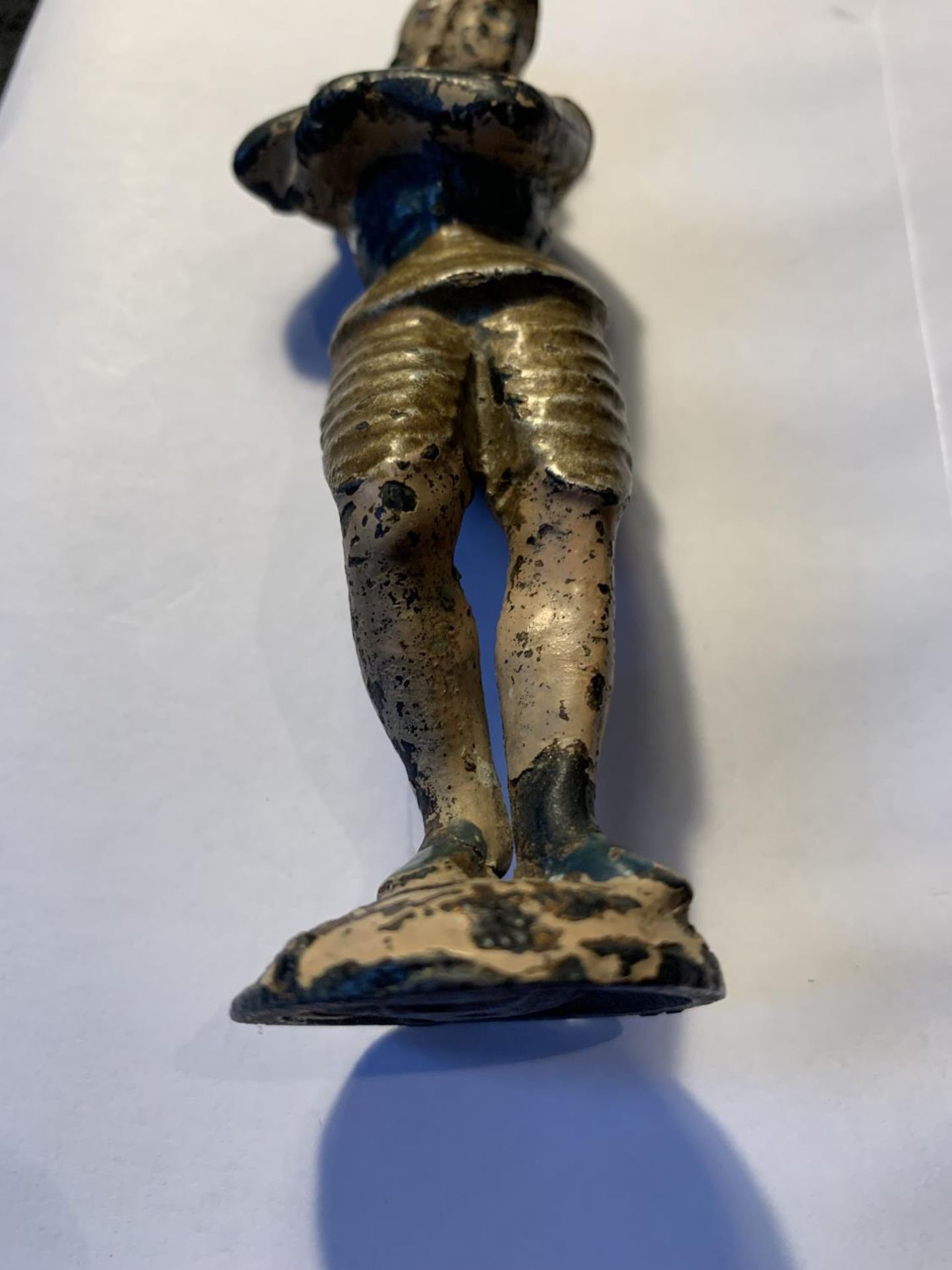 A COLD PAINTED BRONZE MODEL OF A SWORDSMAN - Image 3 of 4