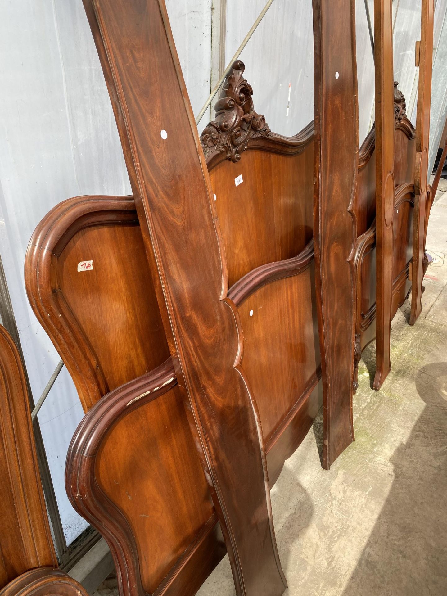 A VICTORIAN MAHOGANY CONTINENTAL BED HEAD AND FOOT, 46" - Image 2 of 3