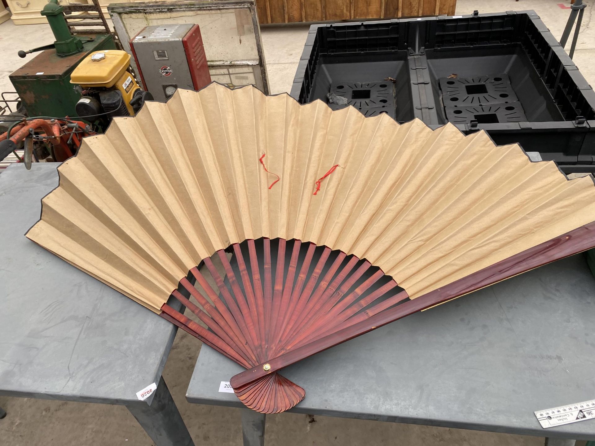 A LARGE ORIENTAL FOLDING FAN - Image 3 of 5