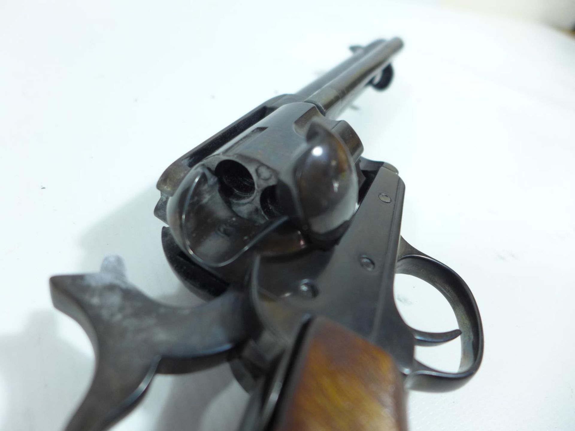 A CASED BLANK FIRING COLT SINGLE ACTION ARMY REVOLVER, 13.5CM BARREL, LENGTH 28CM, COMPLETE WITH - Image 7 of 8
