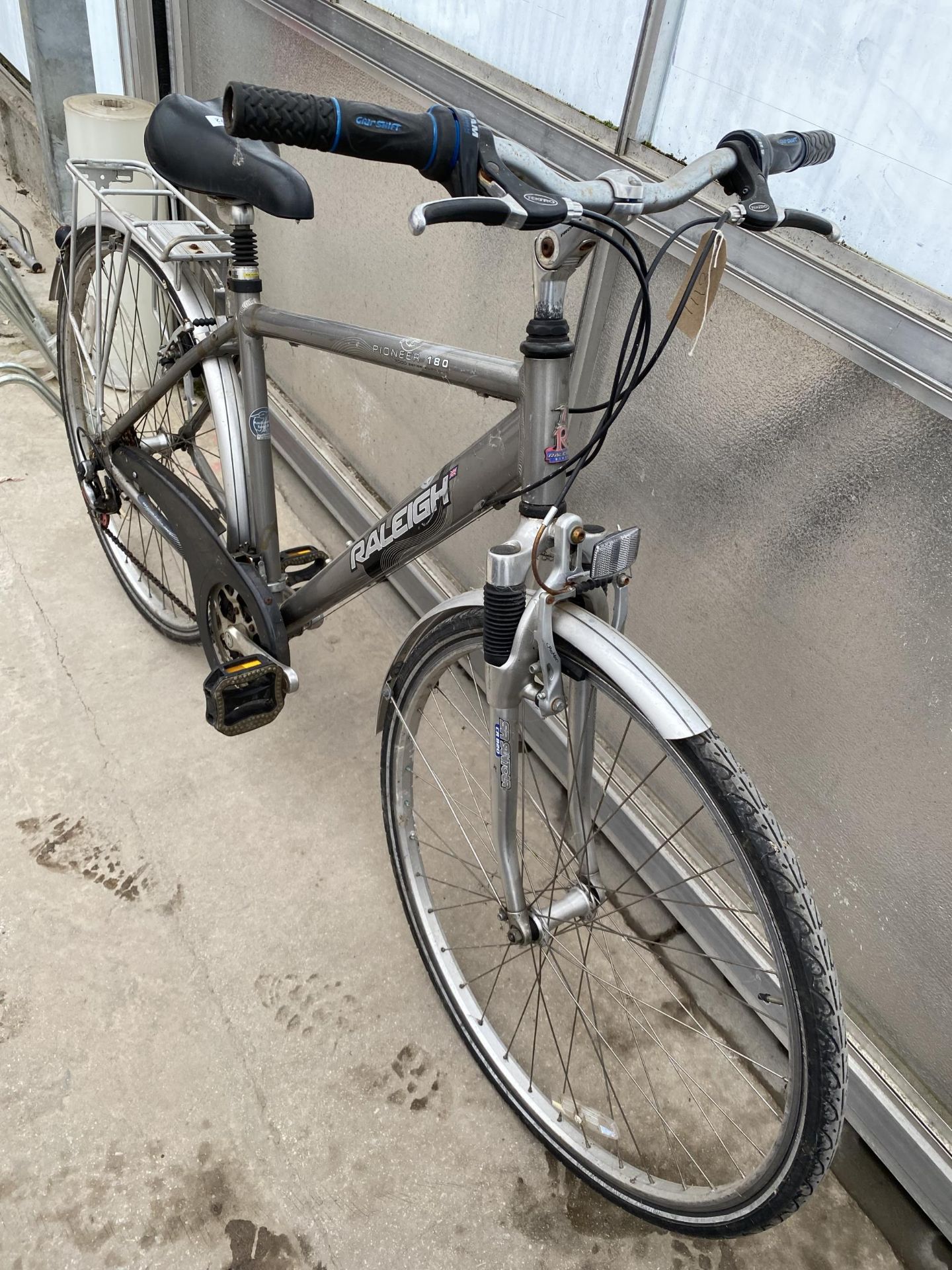 A RALEIGH PIONEER 180 BIKE WITH FRONT SUSPENSION AND 21 SPEED GEAR SYSTEM - Image 3 of 3