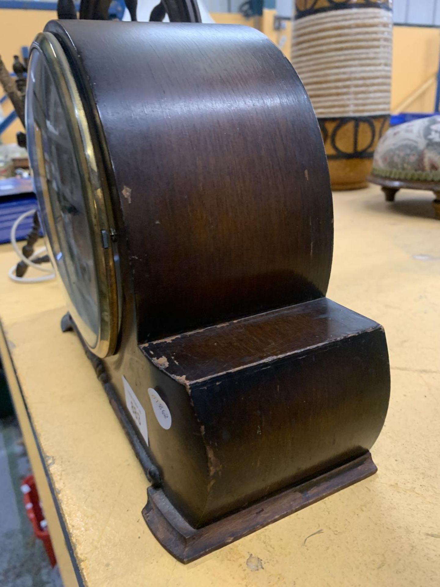 A VINTAGE WESTMINSTER CHIMING MAHOGANY CASED MANTLE CLOCK WITH KEY AND PENDULUM - Image 3 of 5