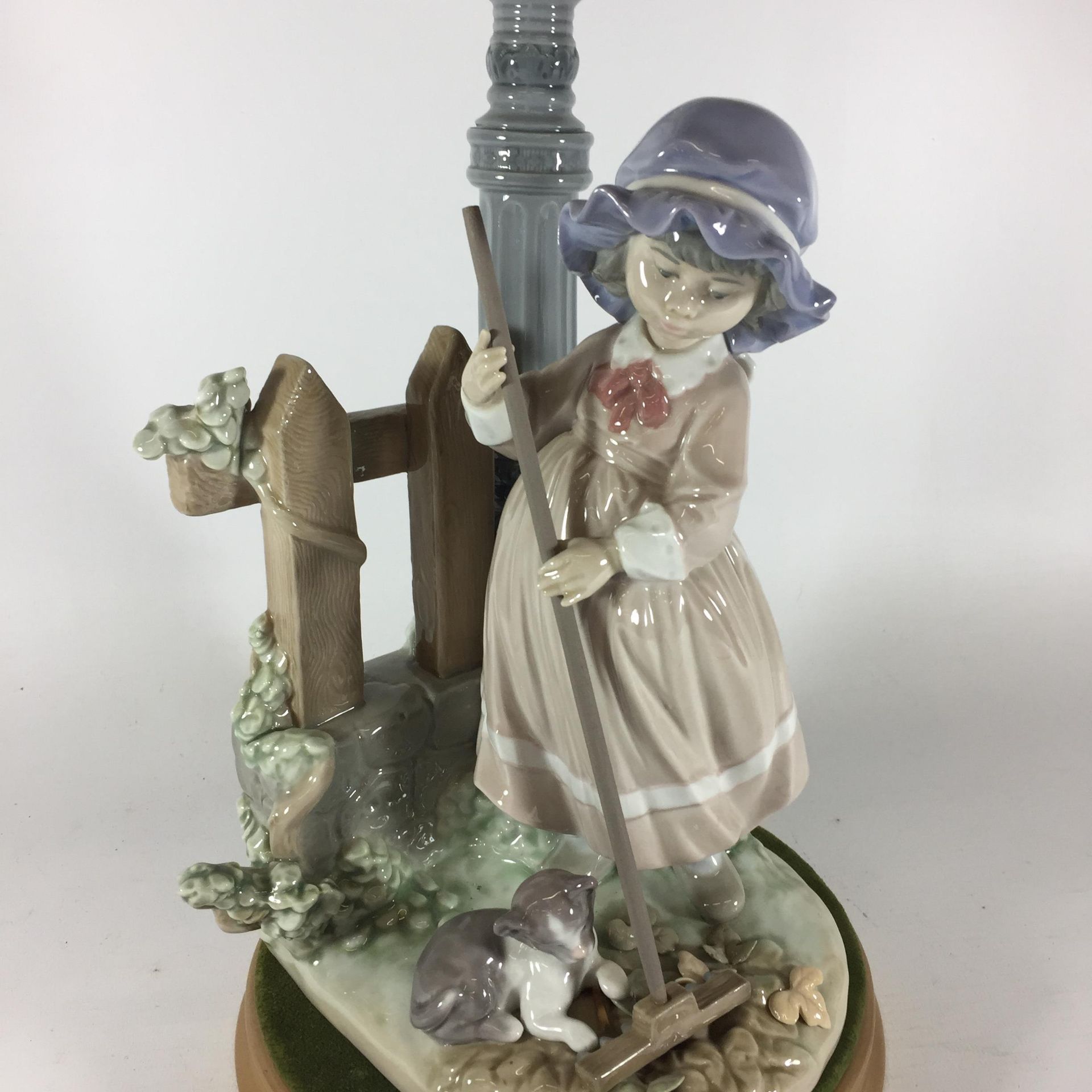 A LLADRO 'FALL CLEAN UP' NO. 5286 FIGURE ON DISPLAY BASE - Image 2 of 5