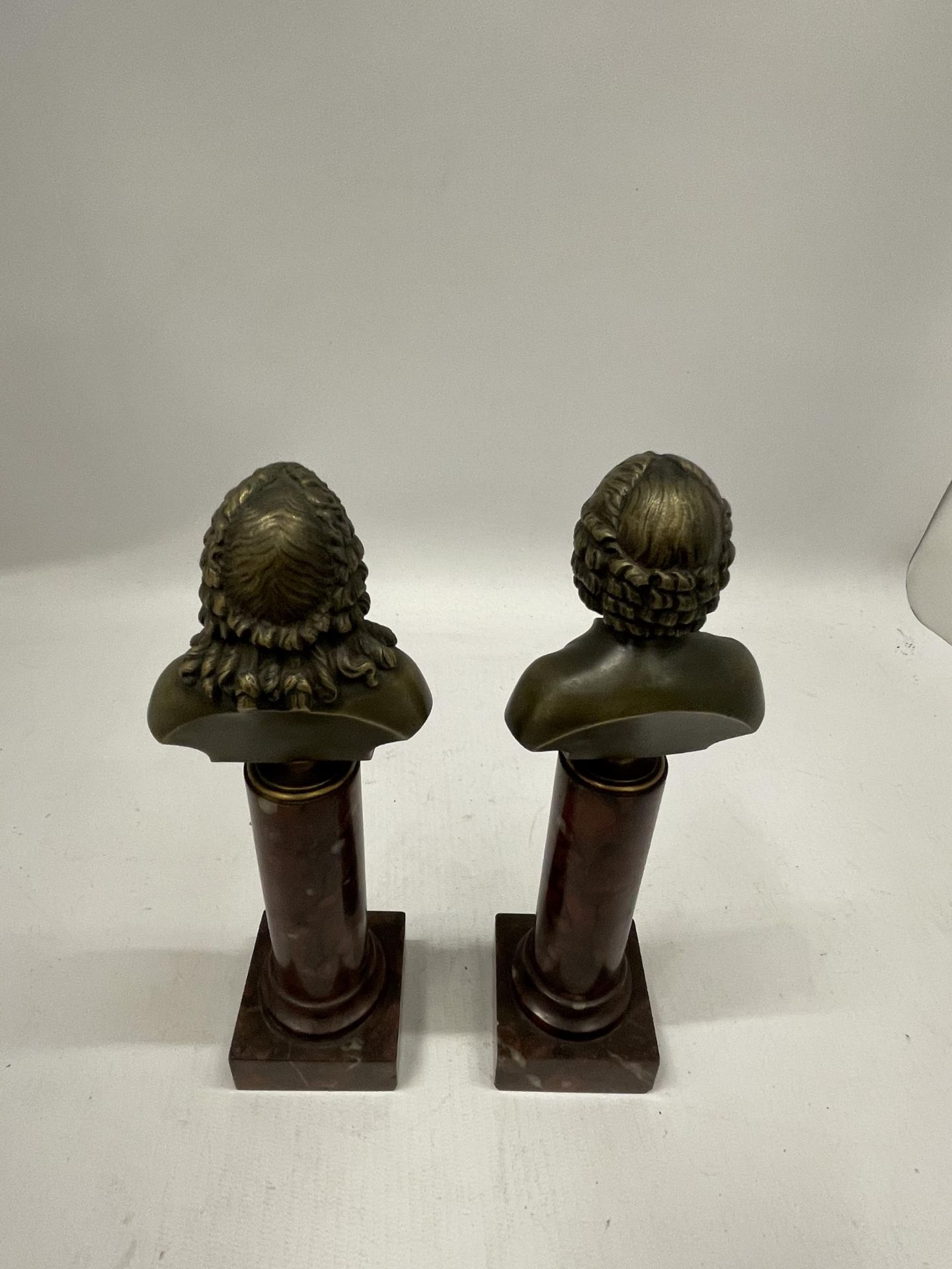 A PAIR OF FRENCH BRONZE BUSTS OF MOLIERE (1639 - 1699) AND ROUSSEAU (1712 -1778) EACH ON A SOCLE AND - Image 3 of 8