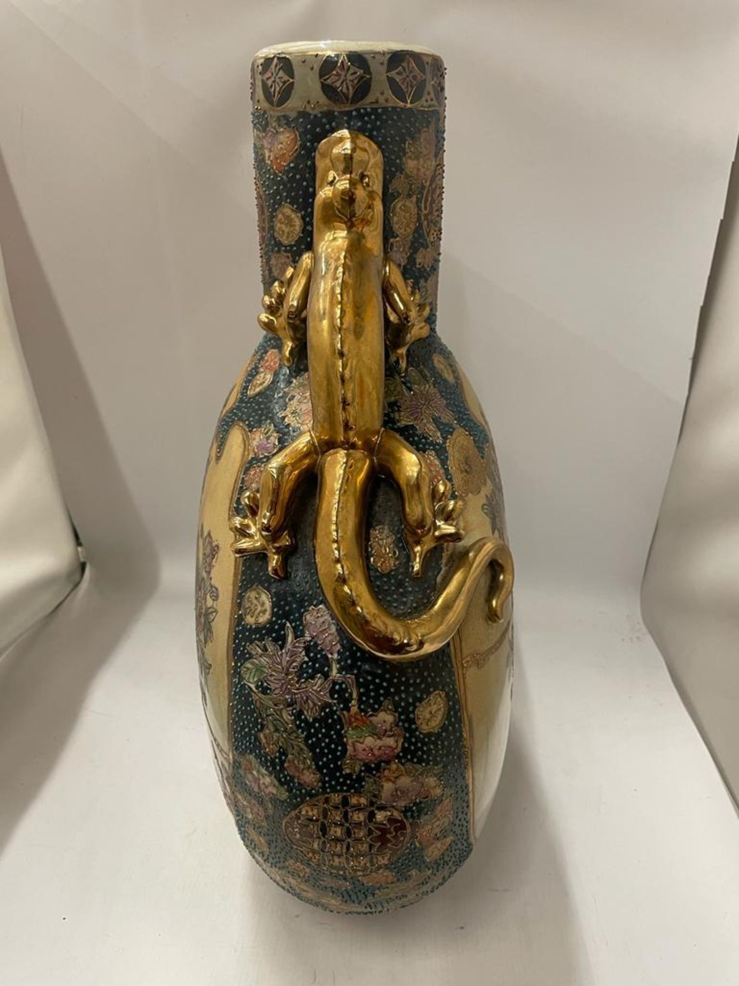 A LARGE JAPANESE HAND PAINTED SATSUMA MOON FLASK WITH DRAGON DESIGN HANDLES, HEIGHT 52CM - Image 2 of 5