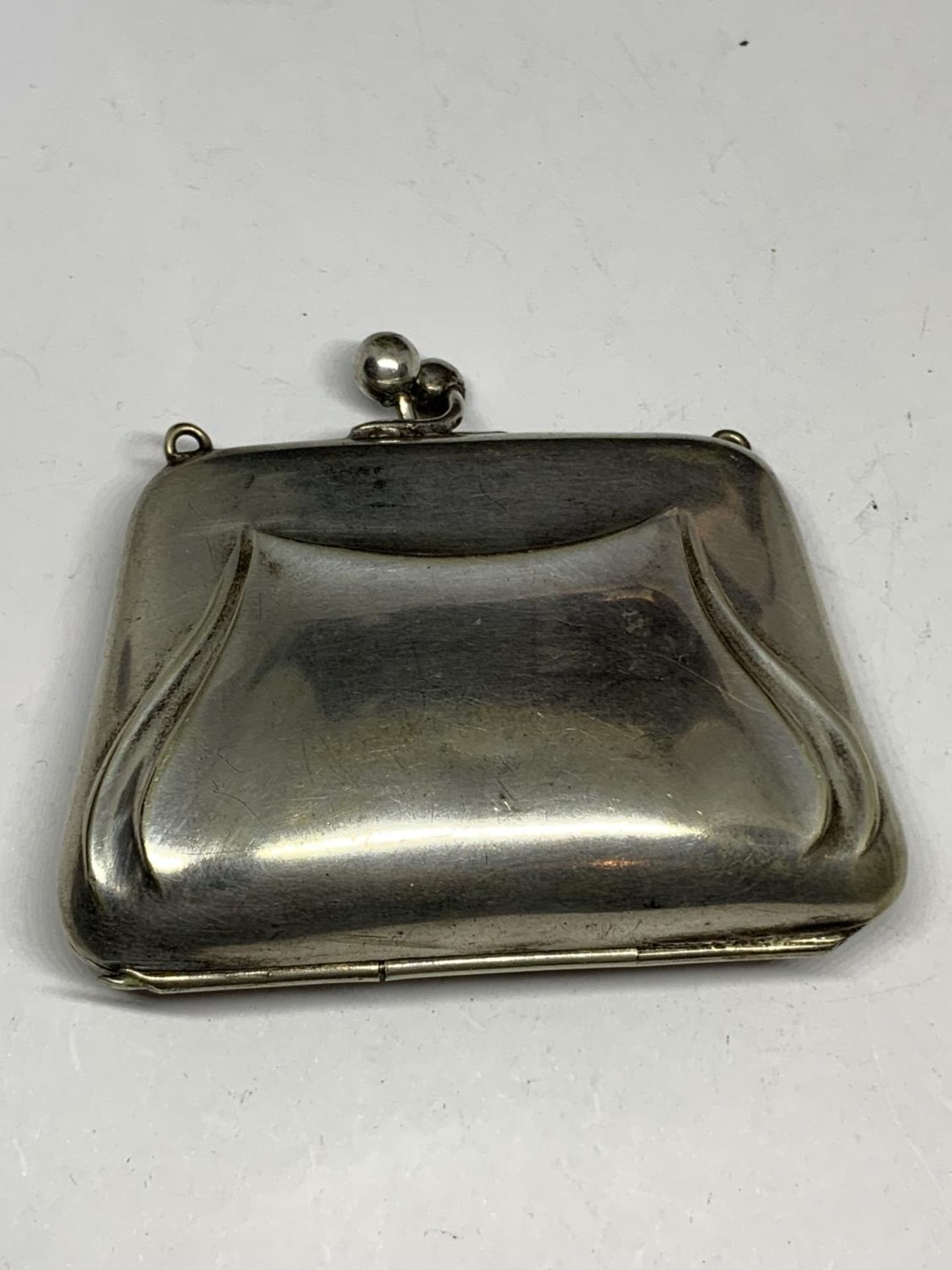 A SILVER PLATED EDWARDIAN PURSE - Image 2 of 3