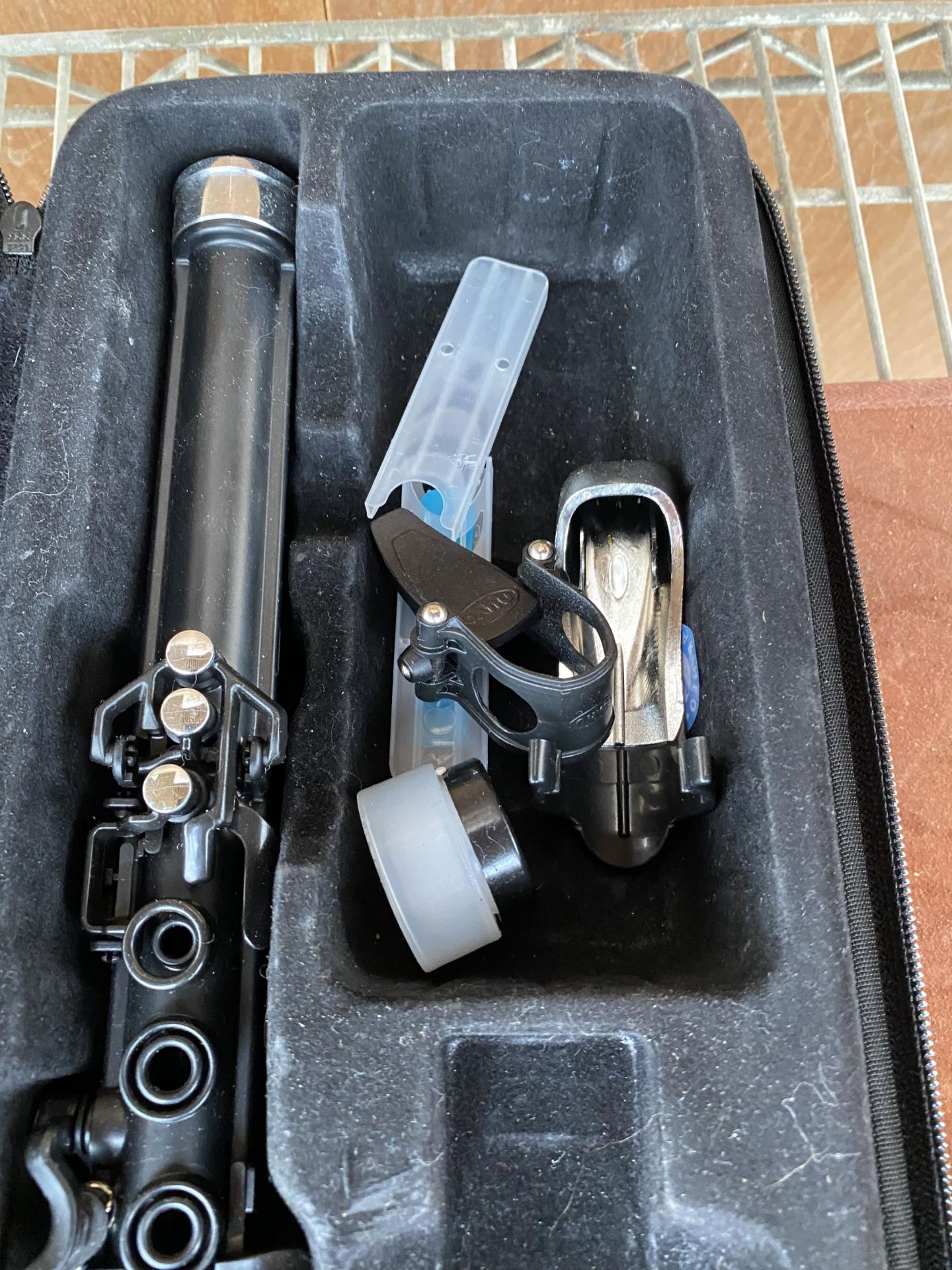 A PLASTIC NUVO CLARINET WITH CARRY CASE - Image 2 of 3