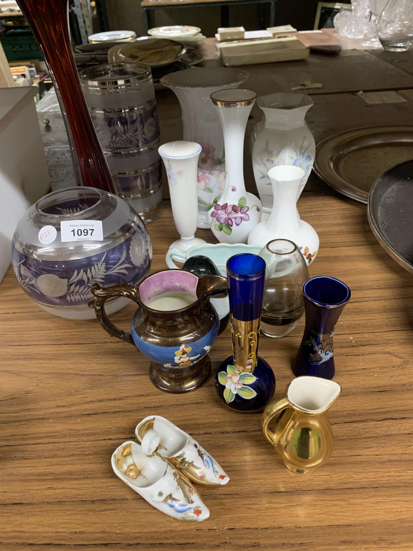 A MIXED COLLECTION OF CERAMIC AND GLASS ITEMS TO INCLUDE VASES, JUGS, ETC