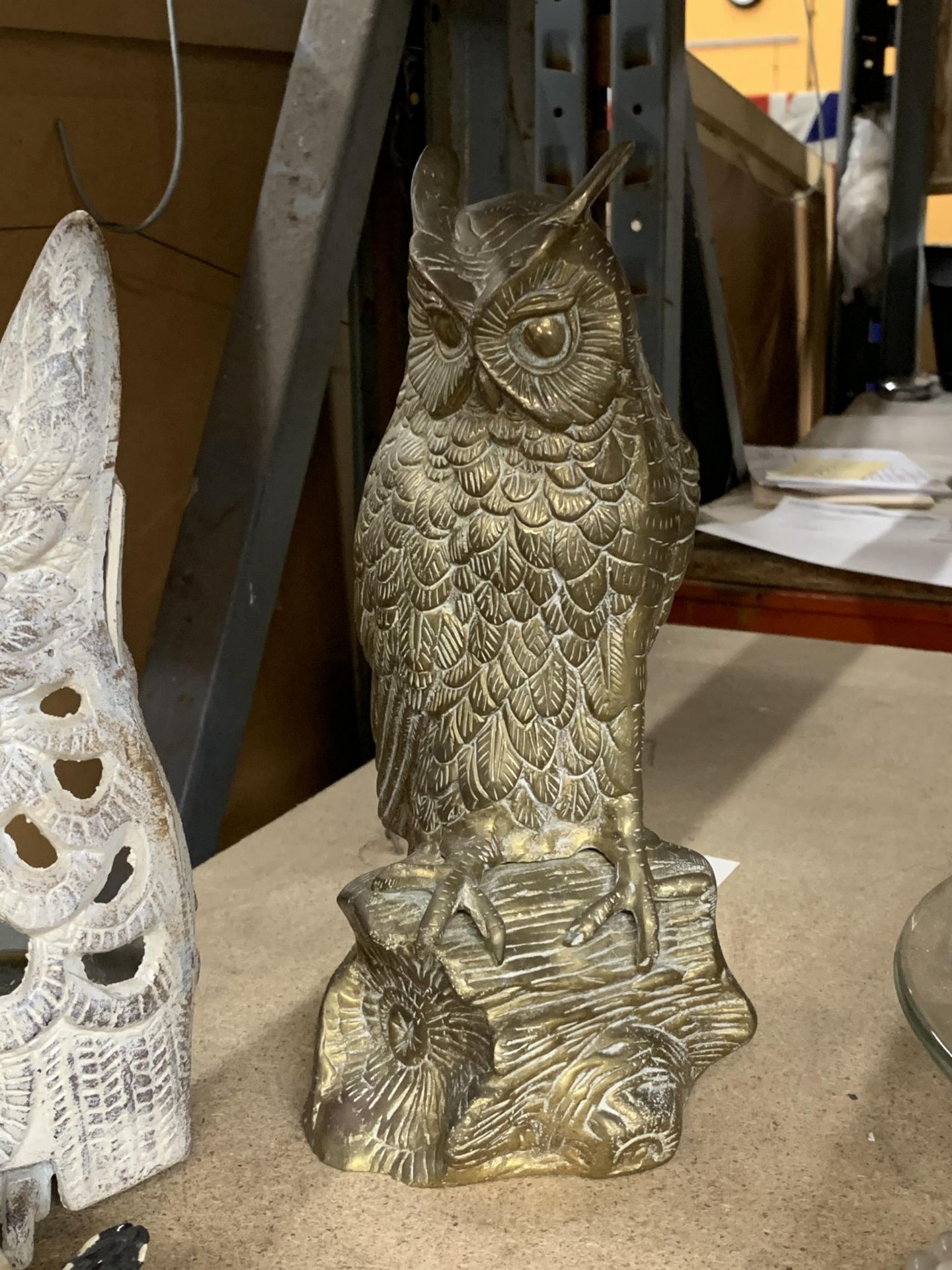 A COLLECTION OF OWL FIGURES TO INCLUDE BRASS EXAMPLES - Image 3 of 4