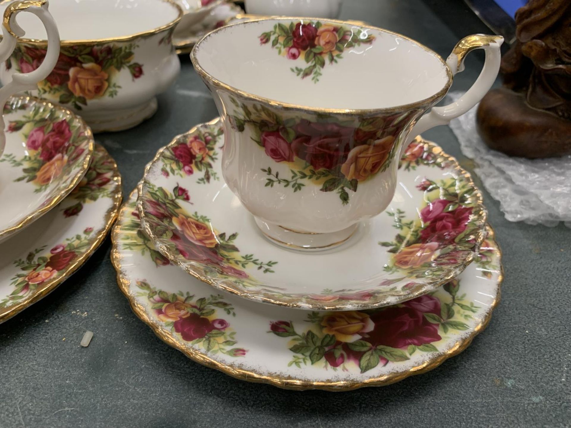 A ROYAL ALBERT 'OLD COUNTRY ROSES' PART TEA SET TO INCLUDE CUPS, SAUCERS, PLATES, A CREAM JUG, SUGAR - Image 2 of 5