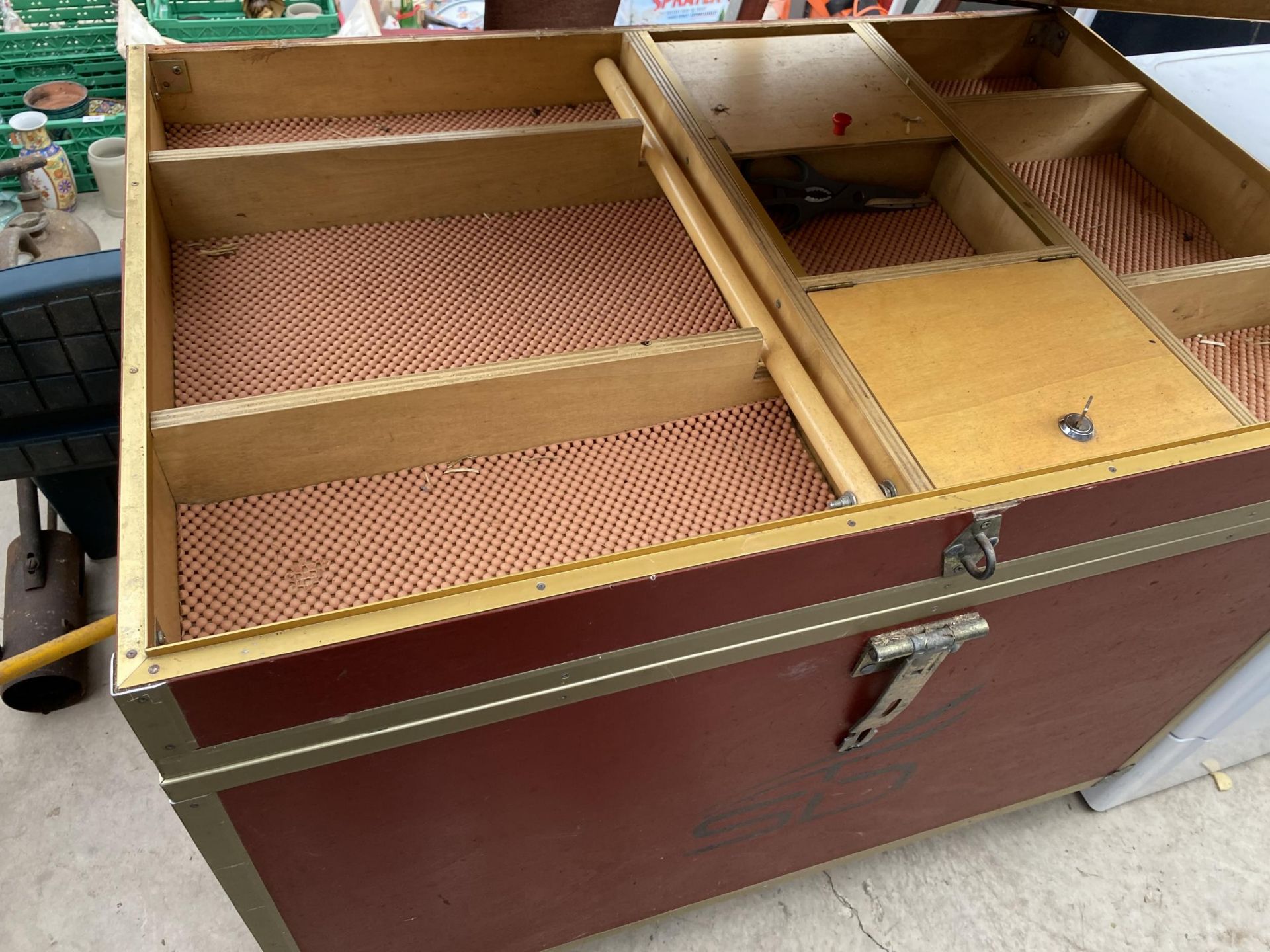 A LARGE HARD CASED FOUR WHEELED STORAGE TROLLEY - Bild 3 aus 4