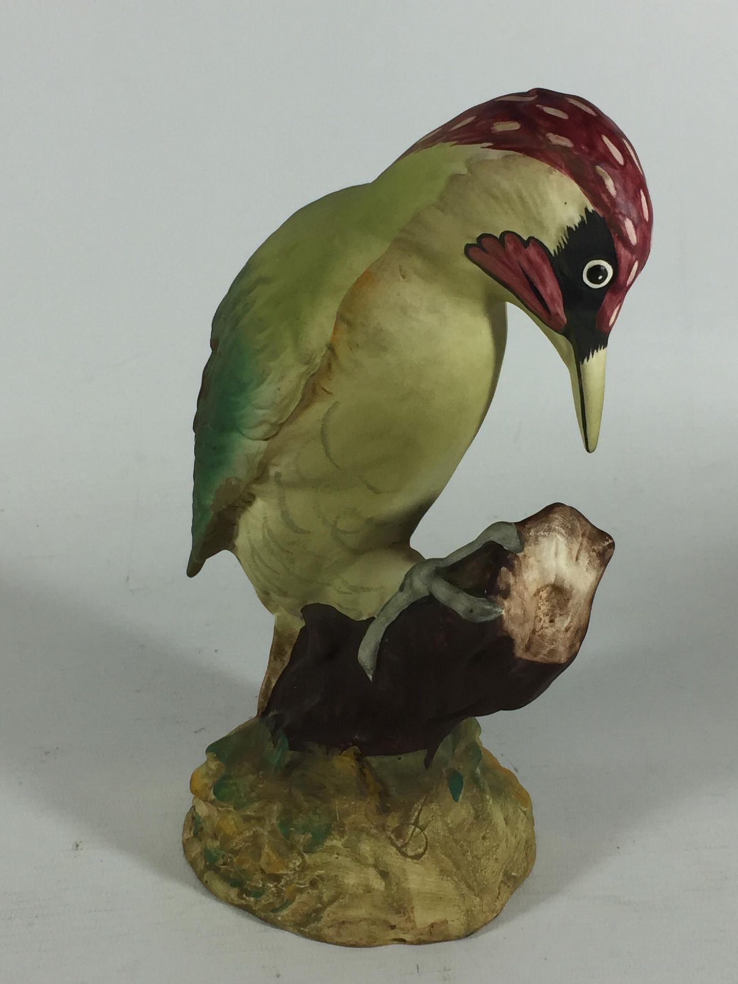 A BESWICK WOODPECKER NO.1218 BIRD FIGURE (MATTE FINISH) - Image 2 of 3