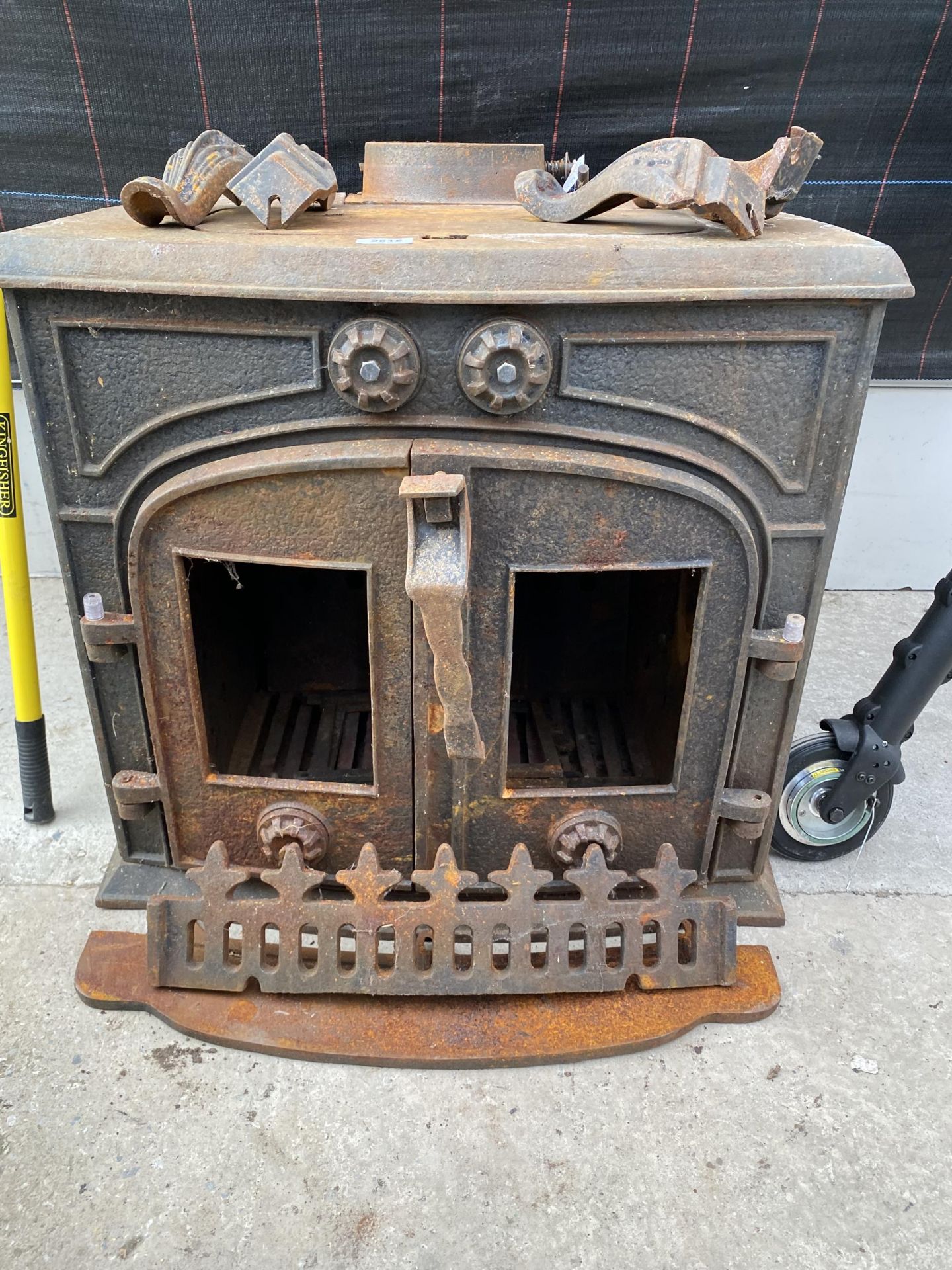 A LARGE DECORATIVE CAST IRON LOG BURNER - Image 2 of 3