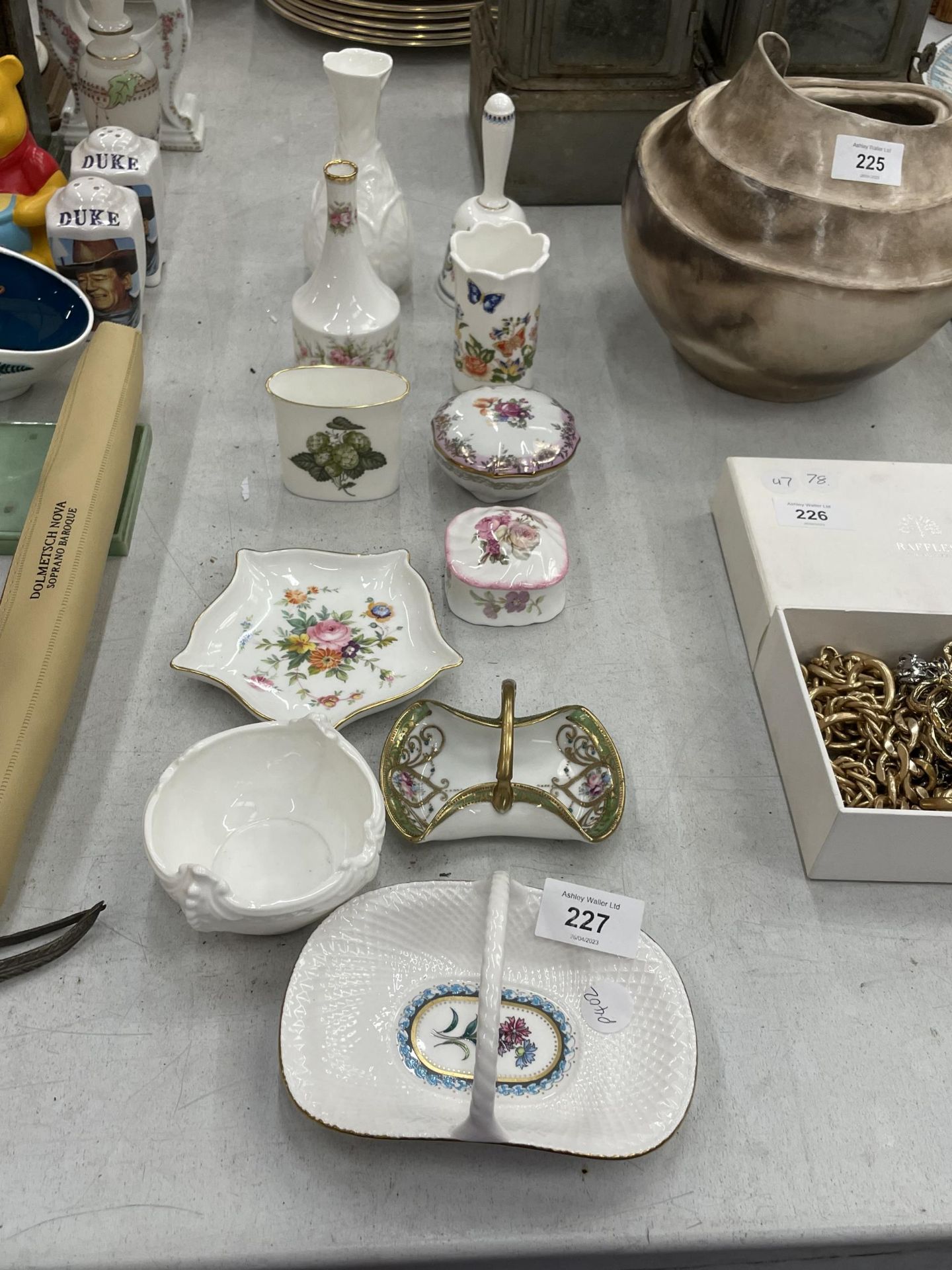 A MIXED LOT OF CERAMICS PIN TRAYS & SMALL VASES TO INCLUDE ROYAL WORCESTER, AYNSLEY, MINTONS ETC