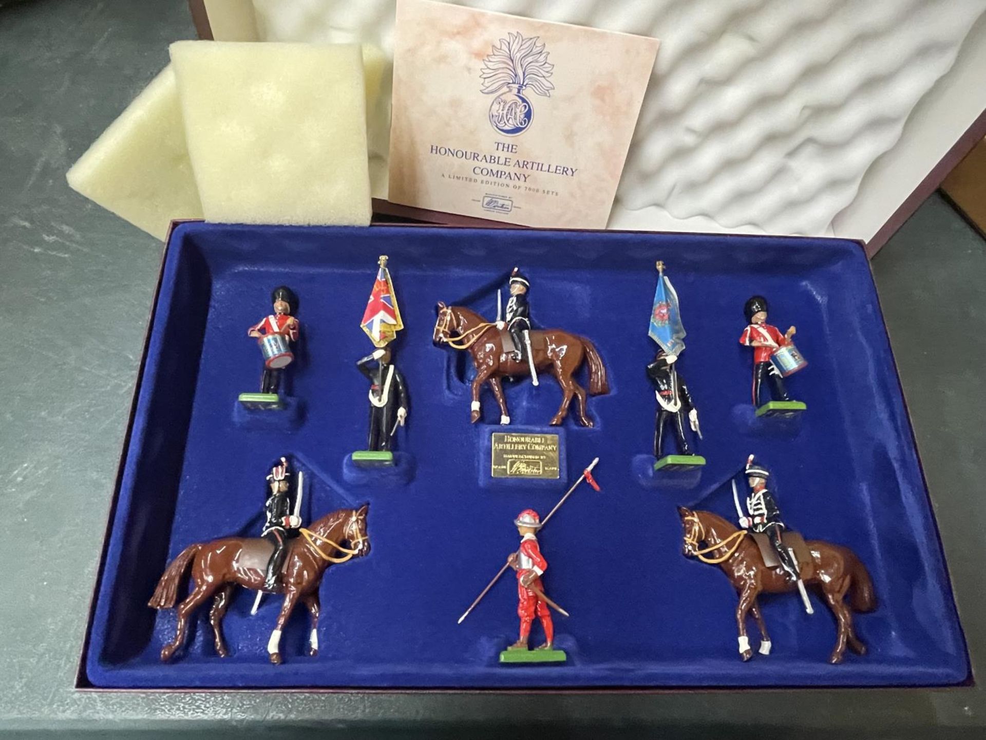 A BOXED BRITAINS TOYS LIMITED EDITION HONOURABLE ARTILLERY COMPANY MODEL SET, NO.2344 OF 7000 SETS - Image 2 of 3
