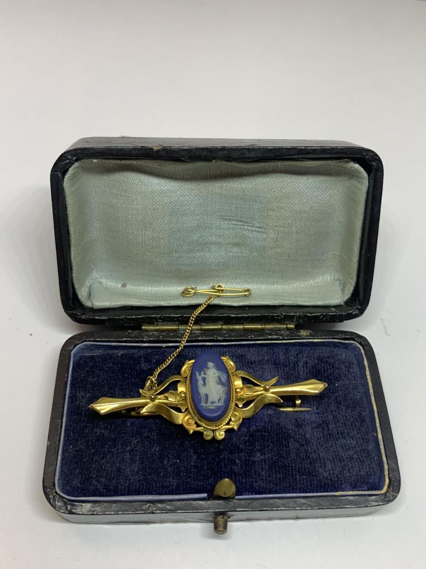 A 9 CARAT GOLD VICTORIAN JASPERWARE BROOCH IN A PRESENTATION BOX