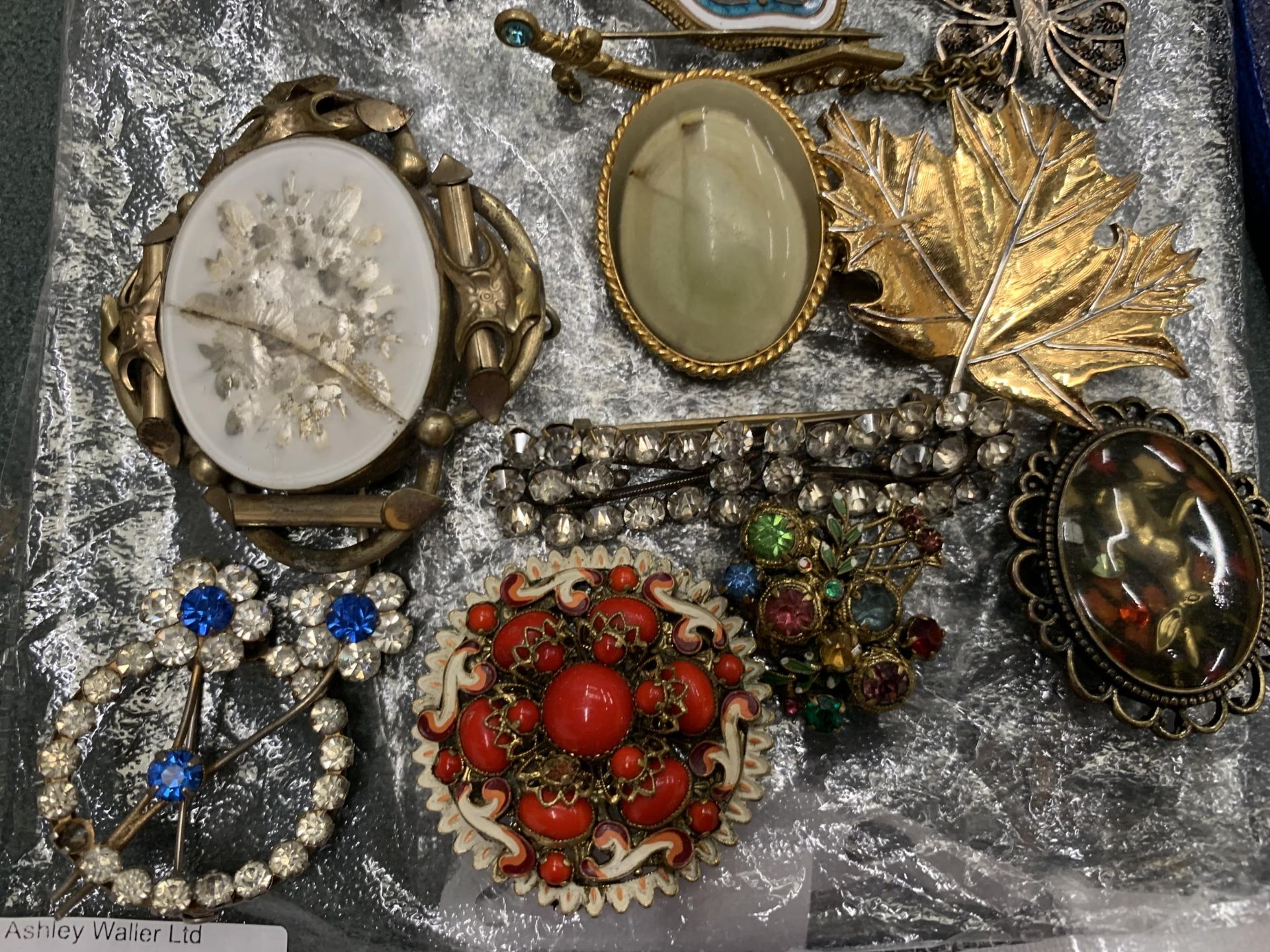 A MIXED LOT OF VINTAGE BROOCHES - Image 2 of 3