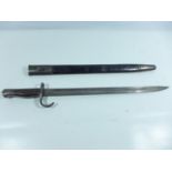 A BRITISH 1907 PATTERN BAYONET AND SCABBARD, 43CM BLADE, LENGTH 56CM, BLADE STAMPED LITHGOW