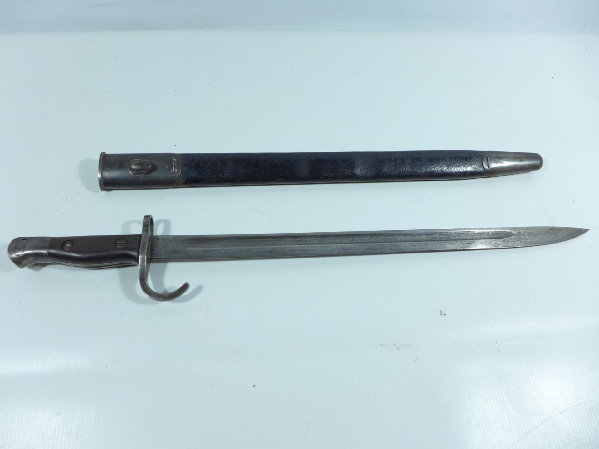 A BRITISH 1907 PATTERN BAYONET AND SCABBARD, 43CM BLADE, LENGTH 56CM, BLADE STAMPED LITHGOW