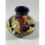 A SMALL MOORCROFT VASE (SECONDS) HEIGHT 6CM