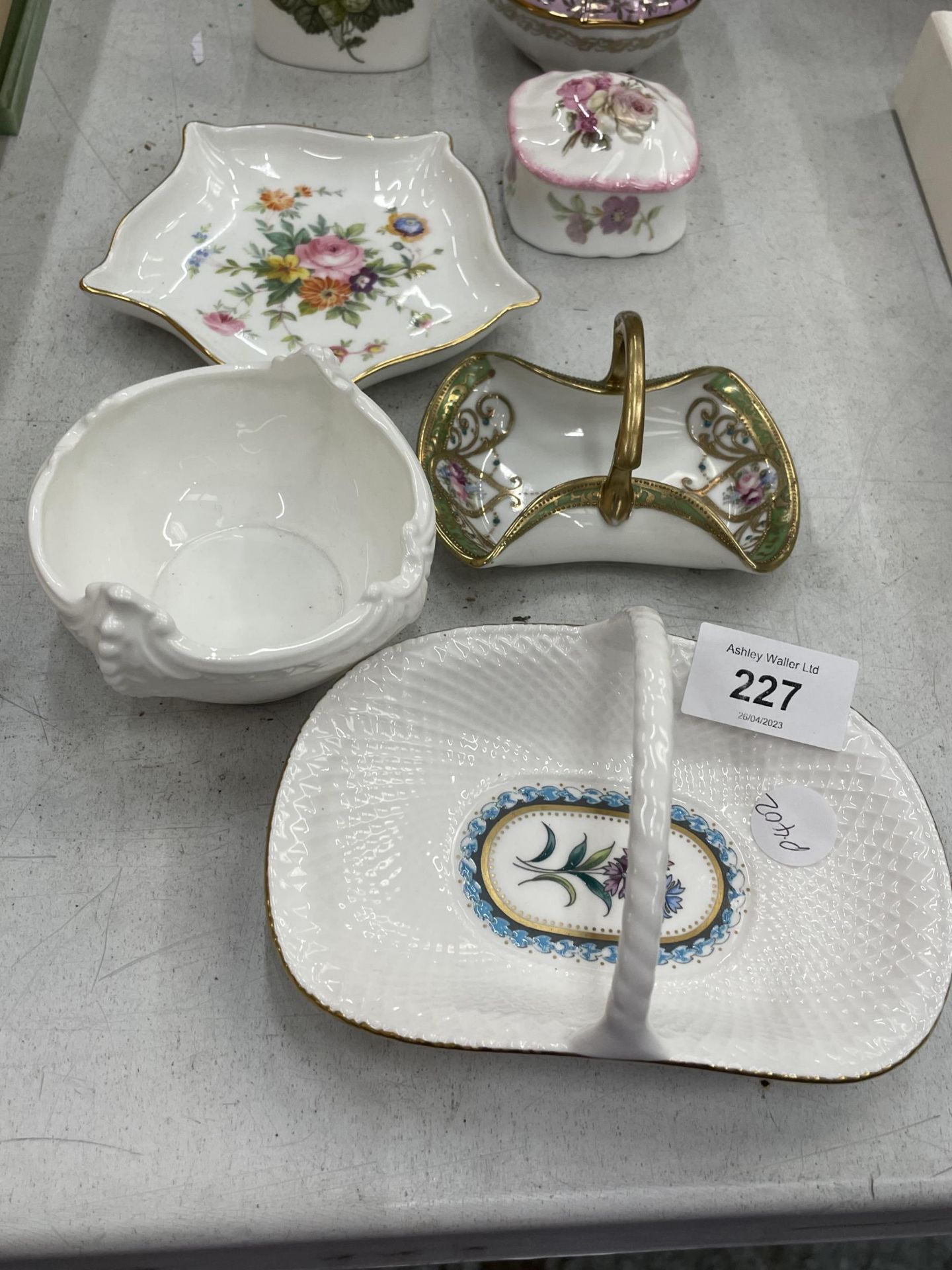 A MIXED LOT OF CERAMICS PIN TRAYS & SMALL VASES TO INCLUDE ROYAL WORCESTER, AYNSLEY, MINTONS ETC - Image 2 of 6