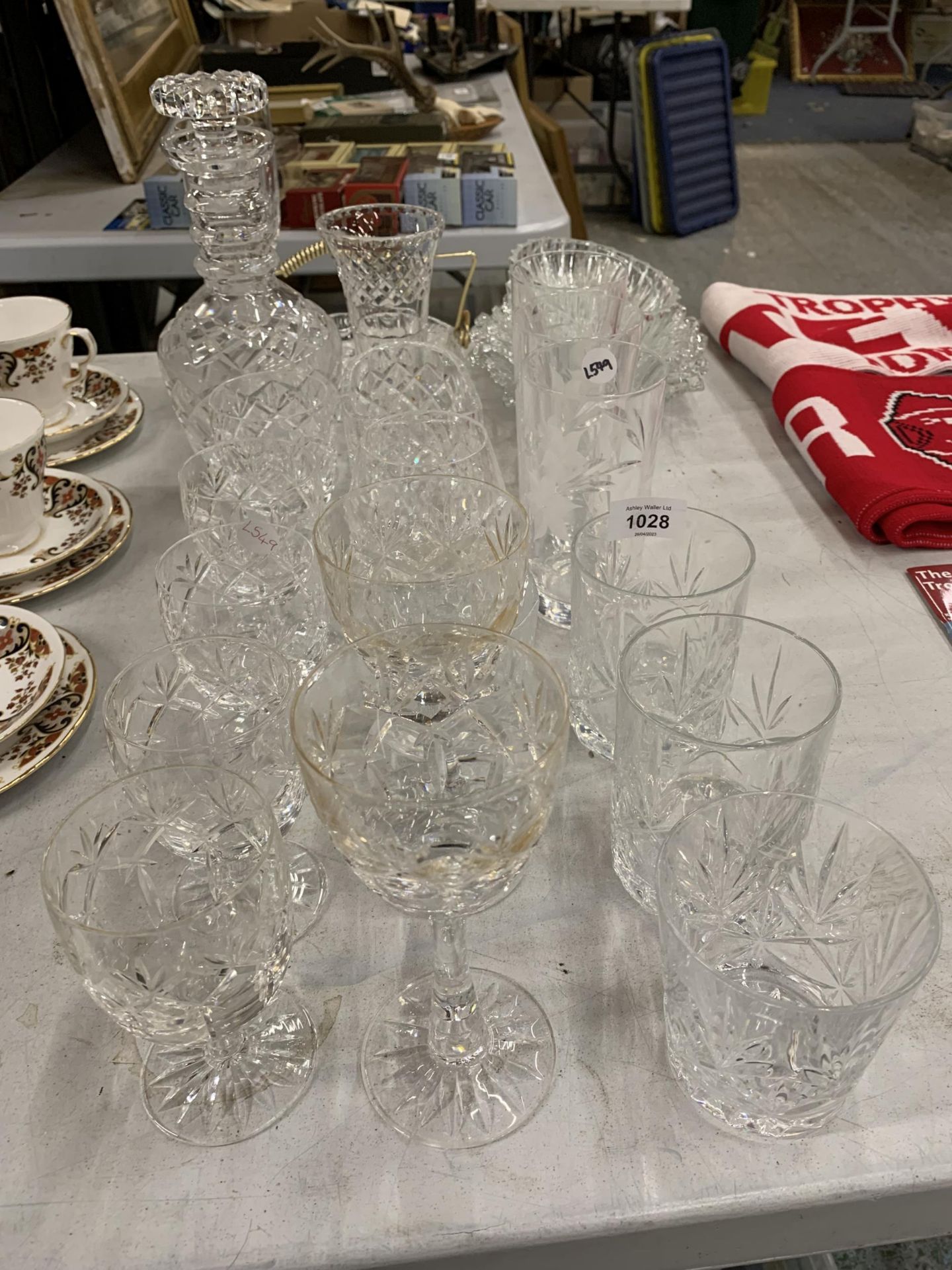 A LARGE QUANTITY OF GLASSWARE TO INCLUDE A DECANTER, BRANDY GLASSES, WINE GLASSES, TUMBLERS, ETC.,