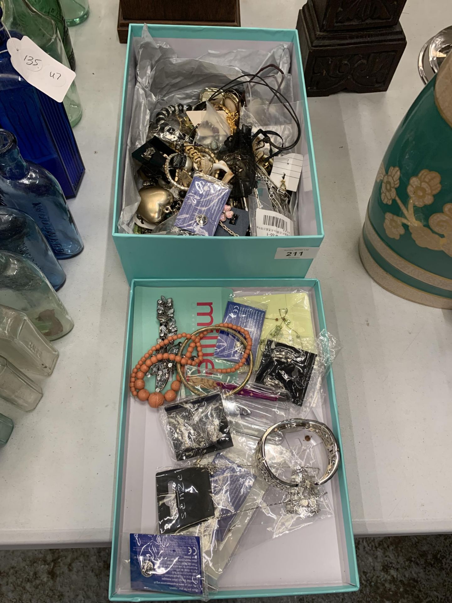 A BOX OF ASSORTED COSTUME JEWELLERY