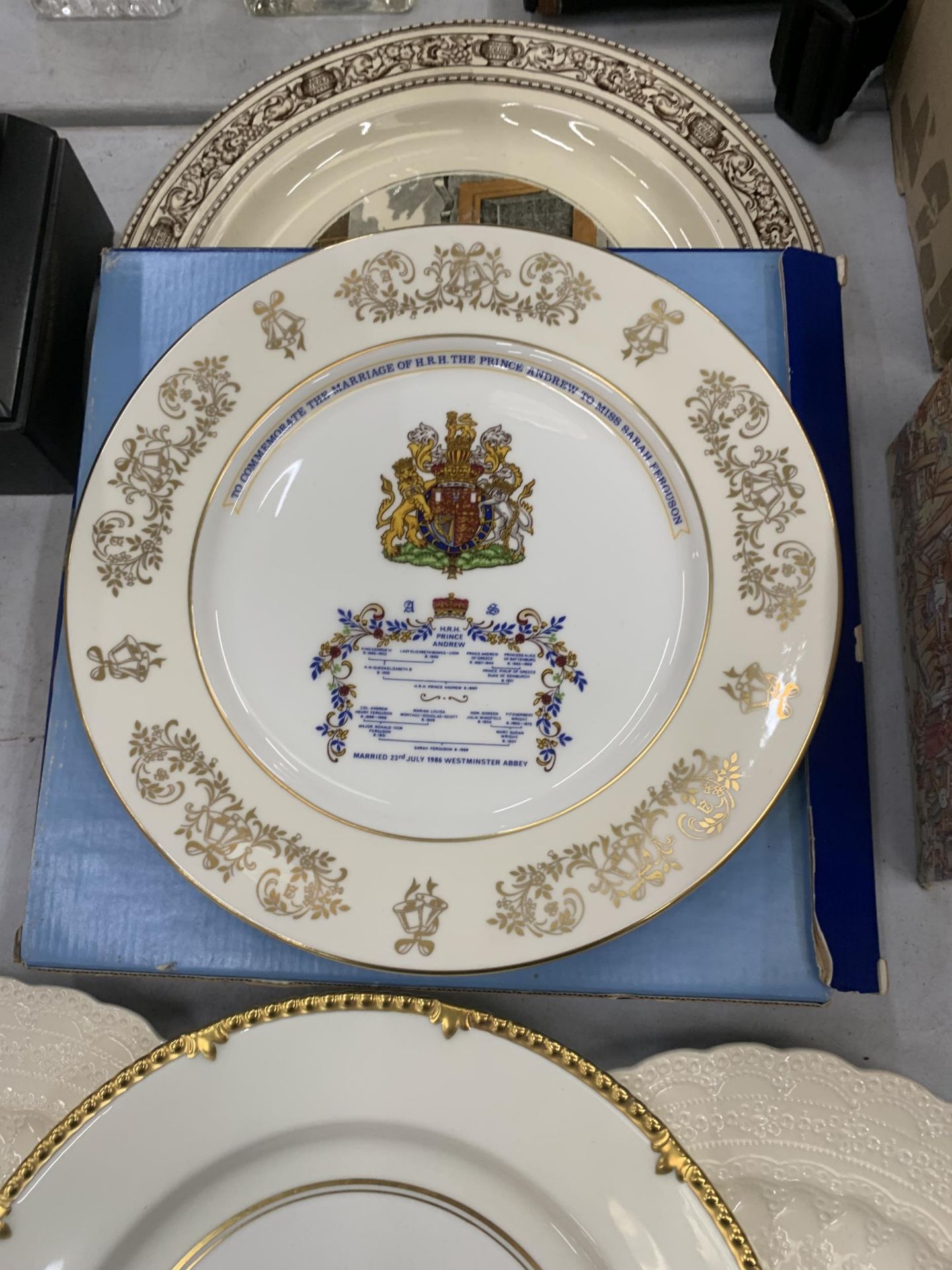 A MIXED LOT OF CERAMIC PLATES TO INCLUDE BOXED AYNSLEY COMMEMORATIVE EXAMPLE - Image 4 of 4