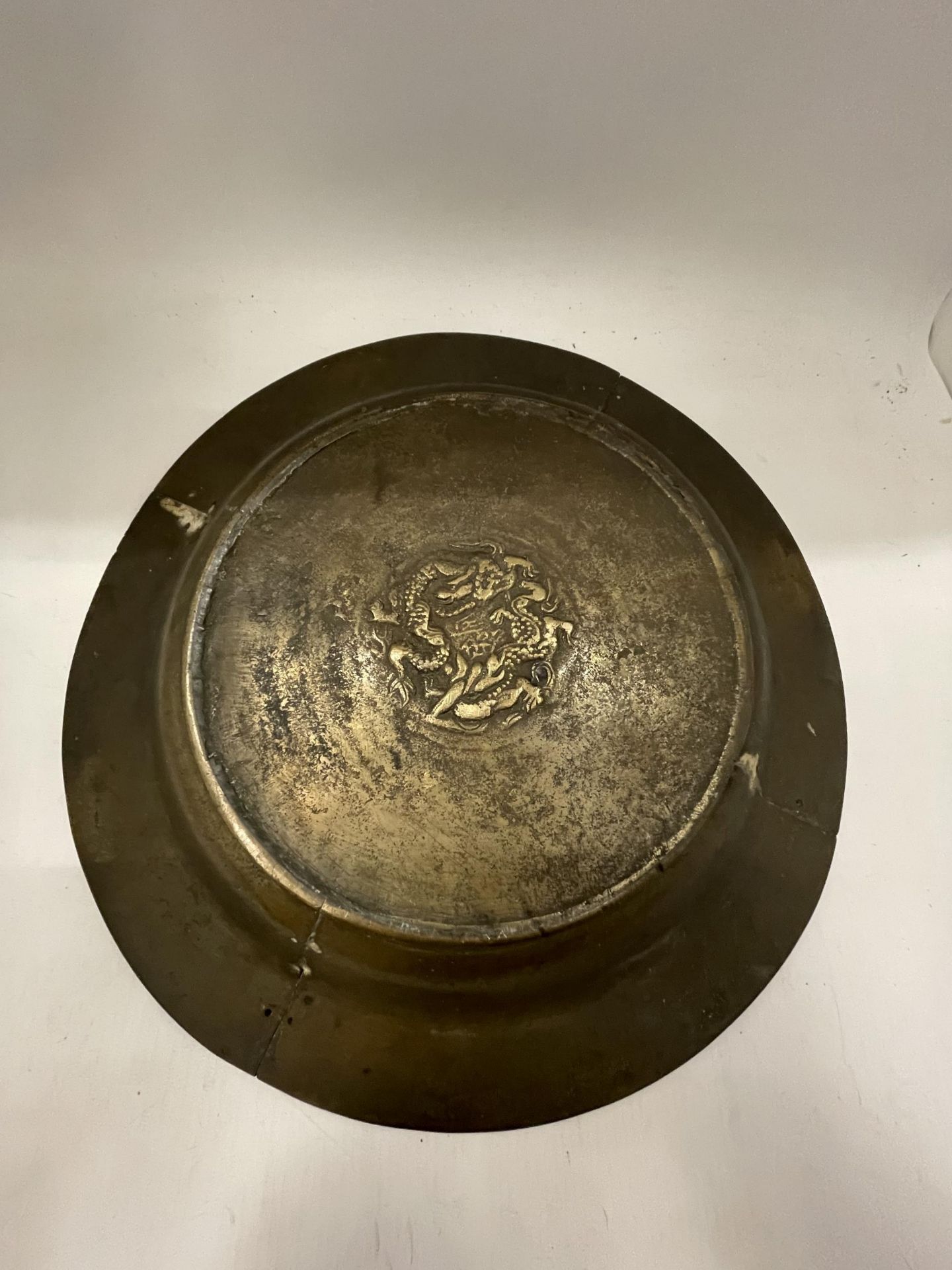 A VINTAGE ORIENTAL BRASS CHARGER PLATE WITH KOI CARP FISH DESIGN - Image 3 of 4