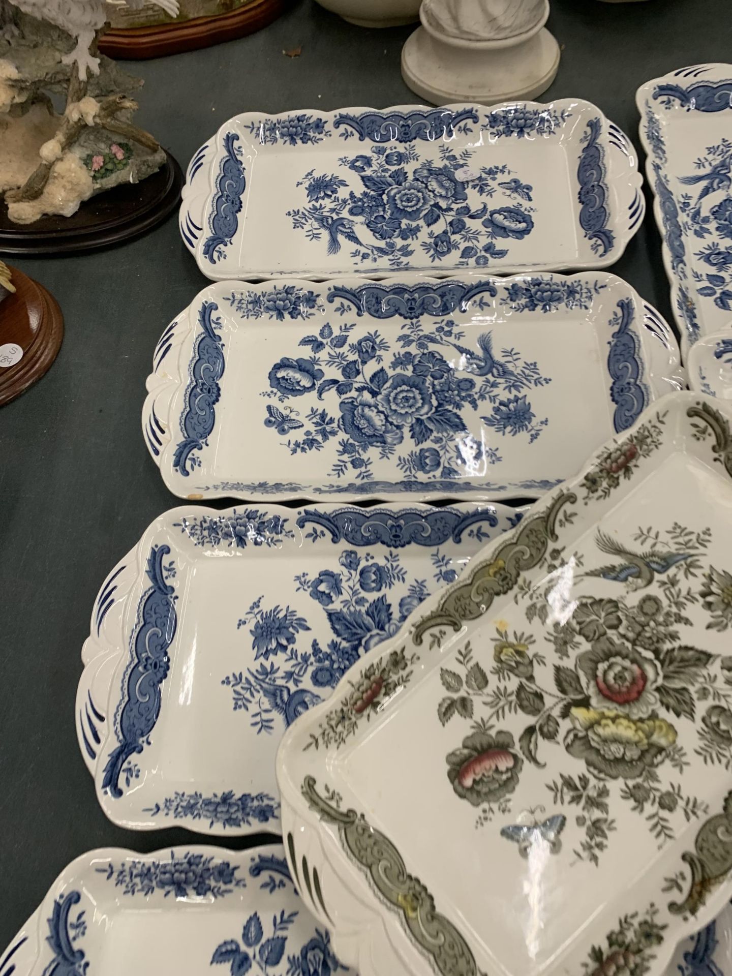 A SET OF EIGHT BLUE AND WHITE FLORAL DESIGN TRAYS AND FURTHER CERAMIC TRAY - Image 3 of 4