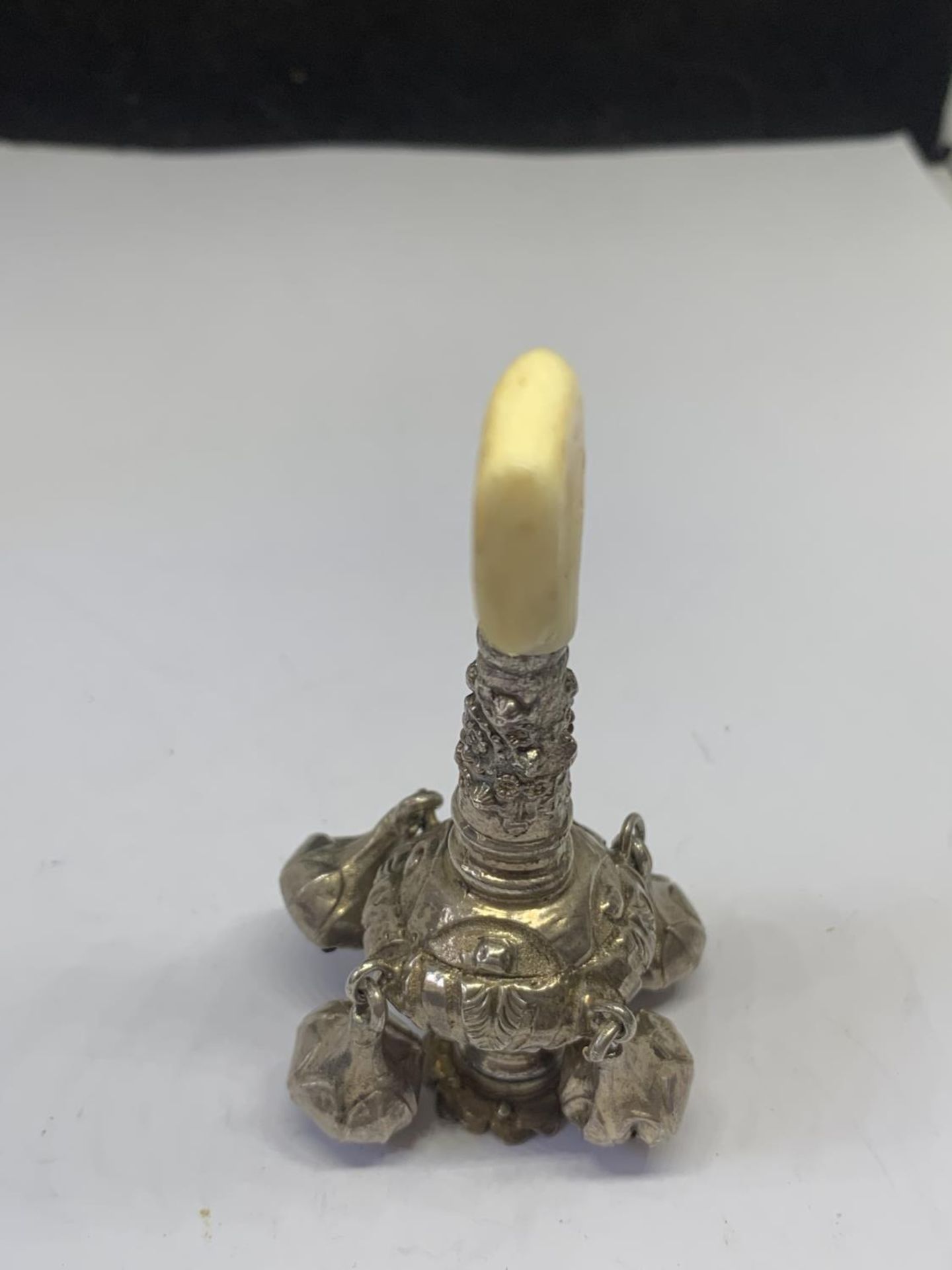A VICTORIAN SILVER TEETHING RATTLE - Image 3 of 3