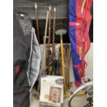 A LARGE ASSORTMENT OF GARDEN TOOLS TO INCLUDE DRAINING RODS, RAKES AND FORKS ETC