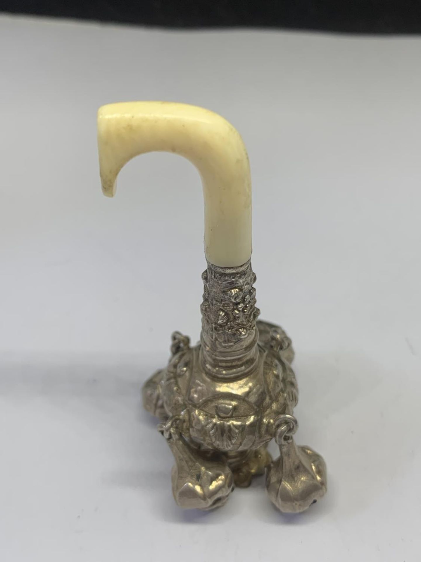 A VICTORIAN SILVER TEETHING RATTLE - Image 2 of 3