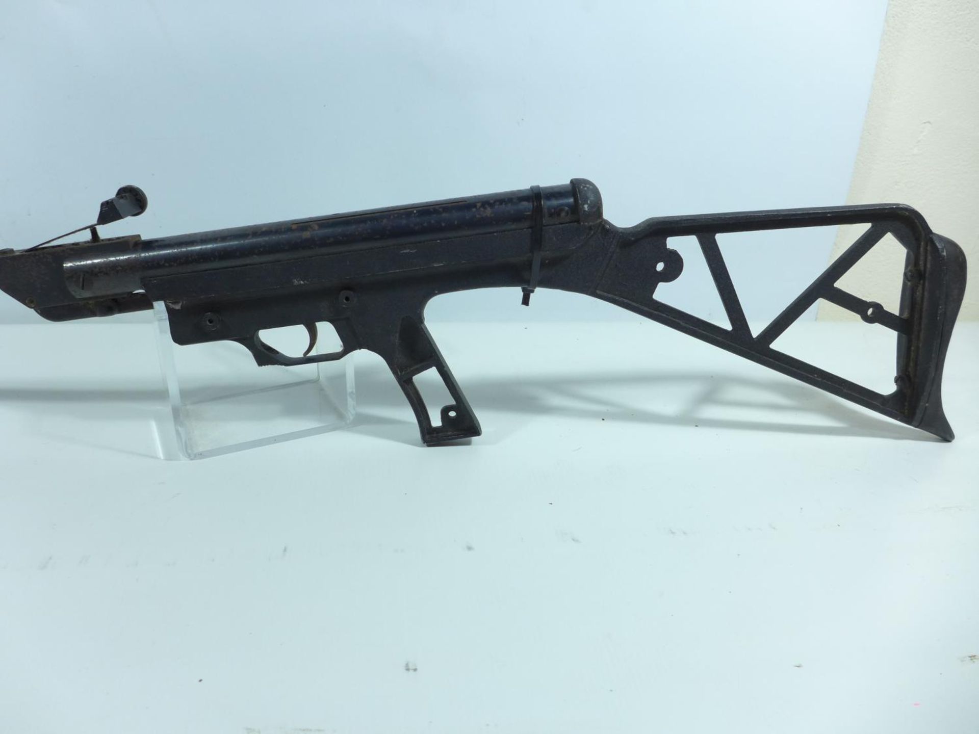 AN EL GAME .22 CALIBRE PARATROOPER AIR RIFLE, IN NEED OF RENOVATION, 45CM BARREL, LENGTH 95CM, - Image 3 of 5