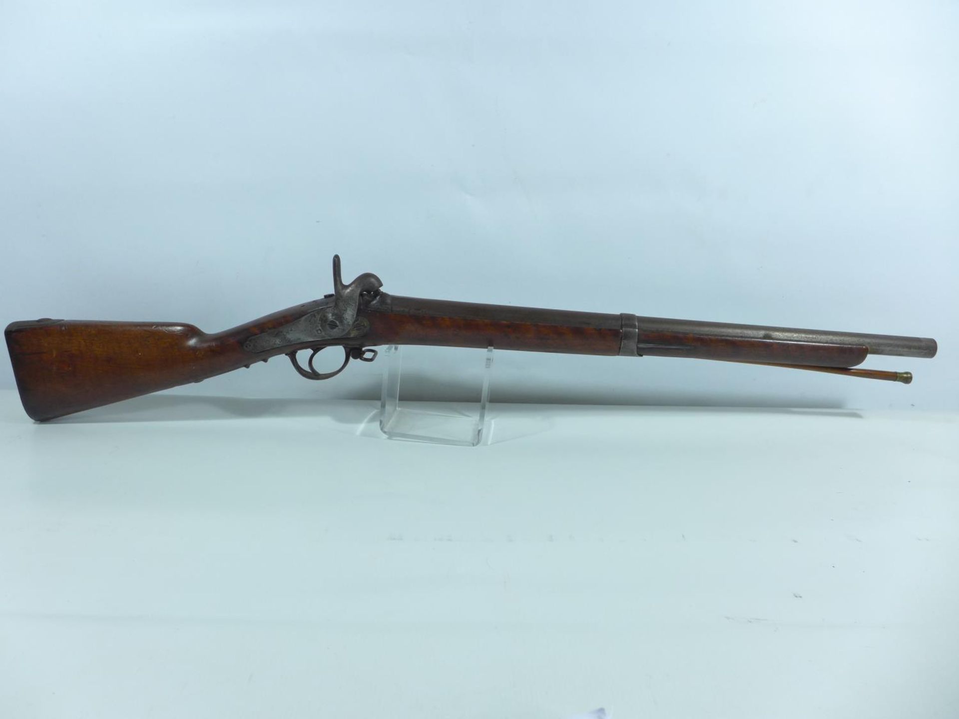 A FRENCH MID 19TH CENTURY ST ETIENNE PERCUSSION CAP SMOOTH BORE CARBINE, 60CM BARREL, LENGTH 101CM