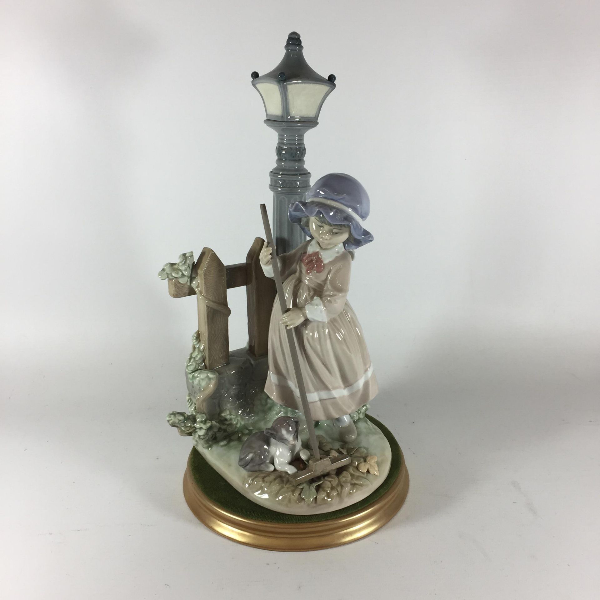 A LLADRO 'FALL CLEAN UP' NO. 5286 FIGURE ON DISPLAY BASE