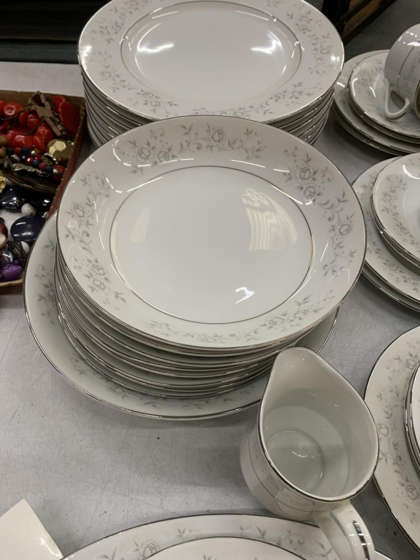 A VINTAGE FLORAL PART DINNER SERVICE, BOWLS, MEAT PLATES ETC - Image 2 of 5