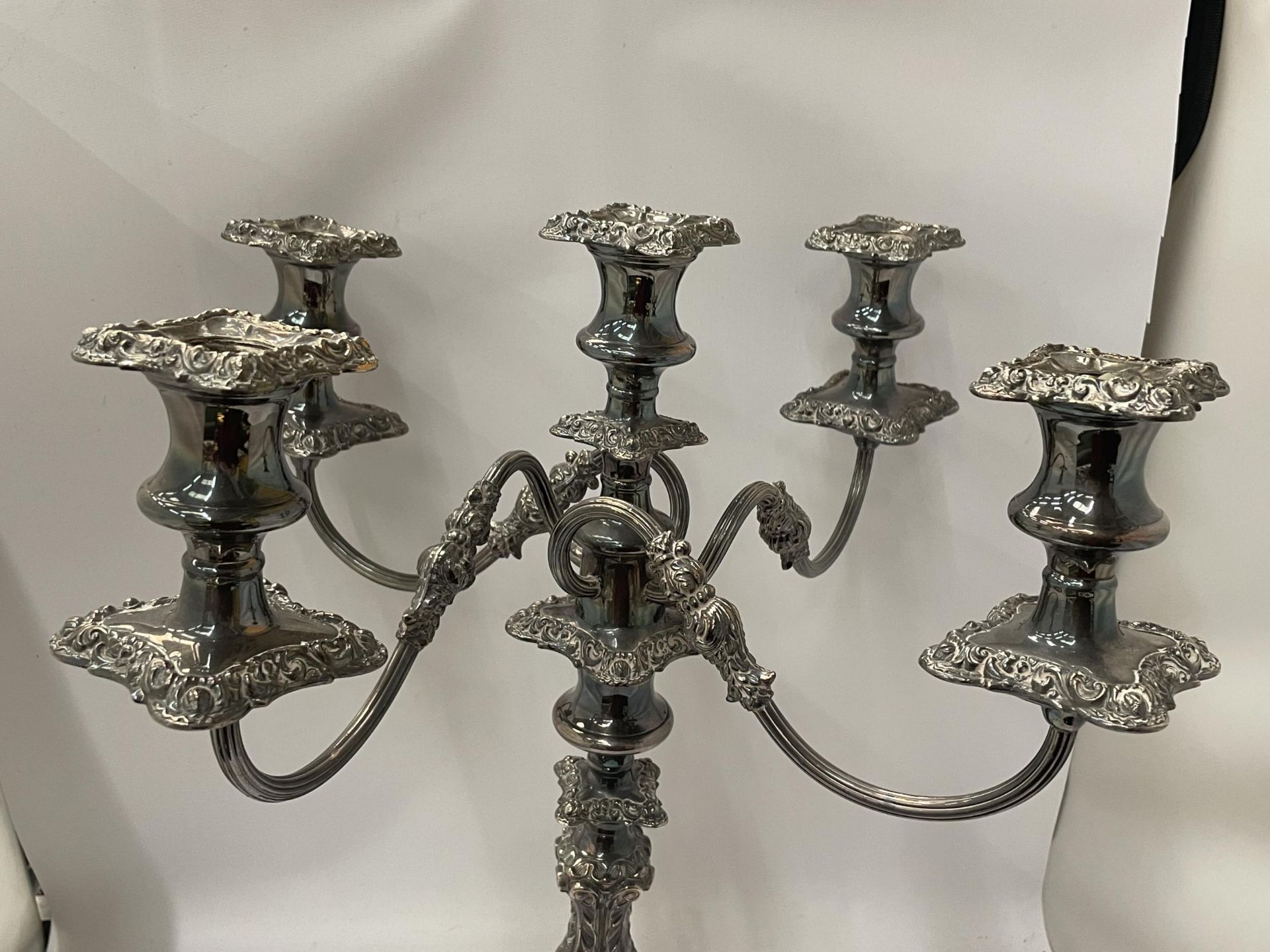 A VINTAGE SILVER PLATED FIVE BRANCH CANDLEABRA WITH PRINCE OF WALES PRESENTATION ENGRAVING TO BASE - Image 2 of 8