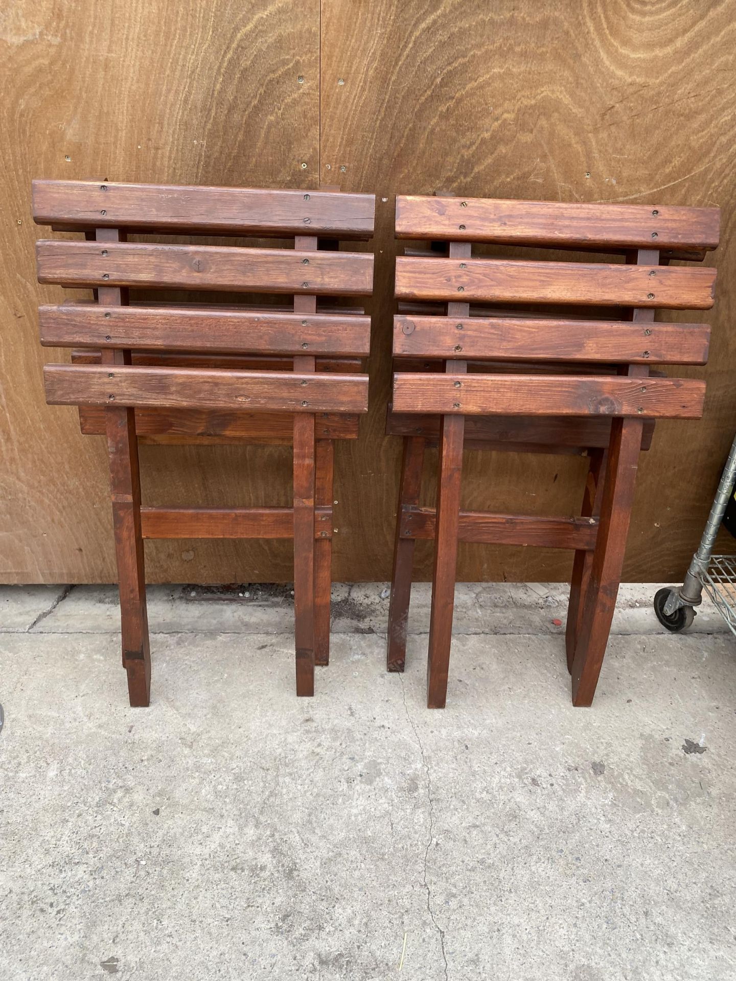 A PAIR OF WOODEN SLATTED FOLDING BEACH HUT CHAIRS - Image 5 of 5