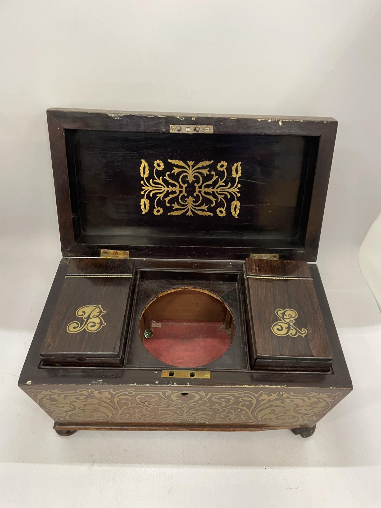 A 19TH CENTURY ROSEWOOD AND BRASS INLAID SARCOPHAGUS SHAPED TEA CADDY WITH TWO INNER LIDDED - Image 3 of 6