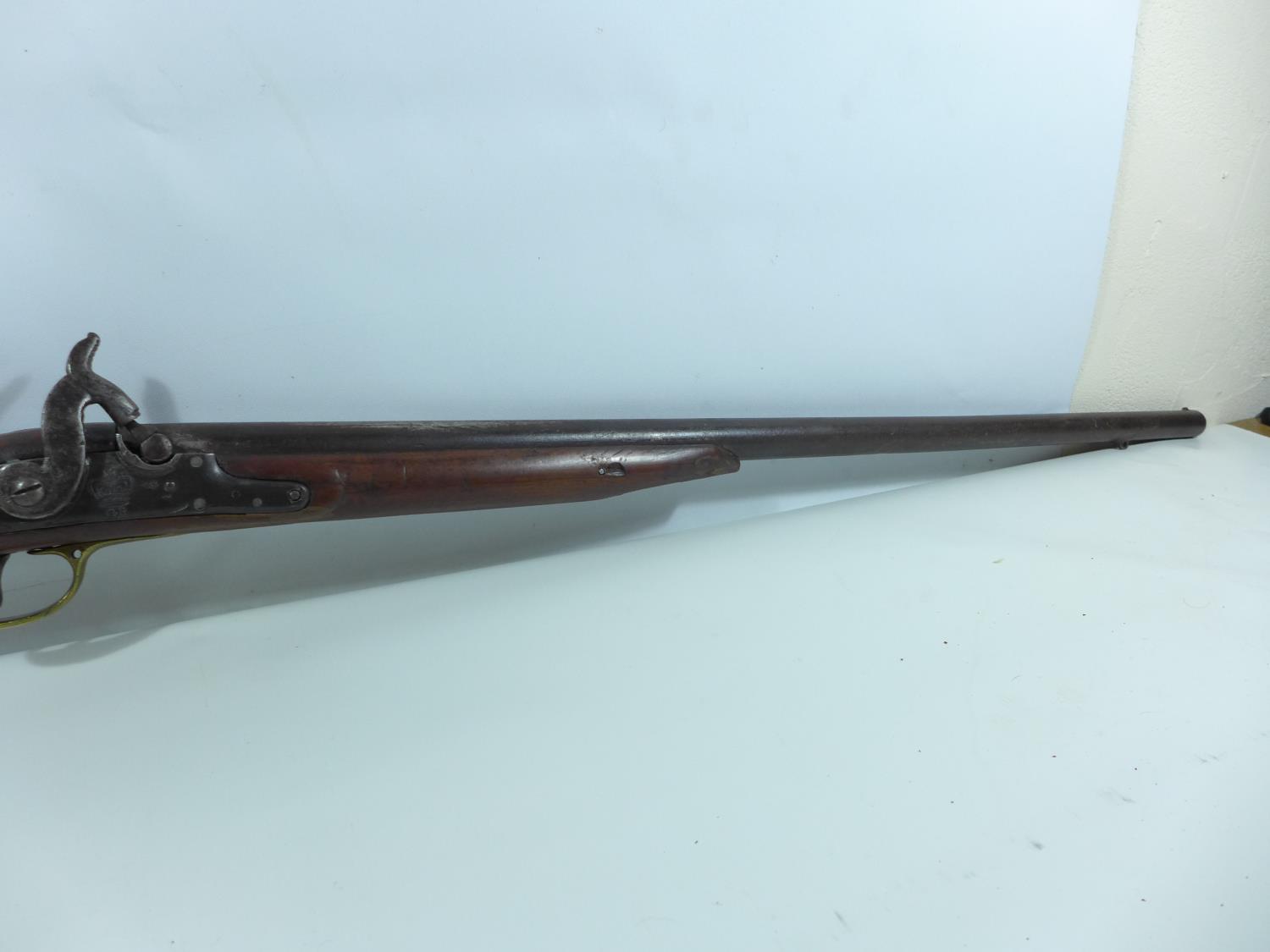 A PERCUSSION CAP 19TH CENTURY SMOOTH BORE MUSKET, CONVERTED FROM FLINTLOCK, 82CM BARREL, LOCK MARKED - Image 6 of 8