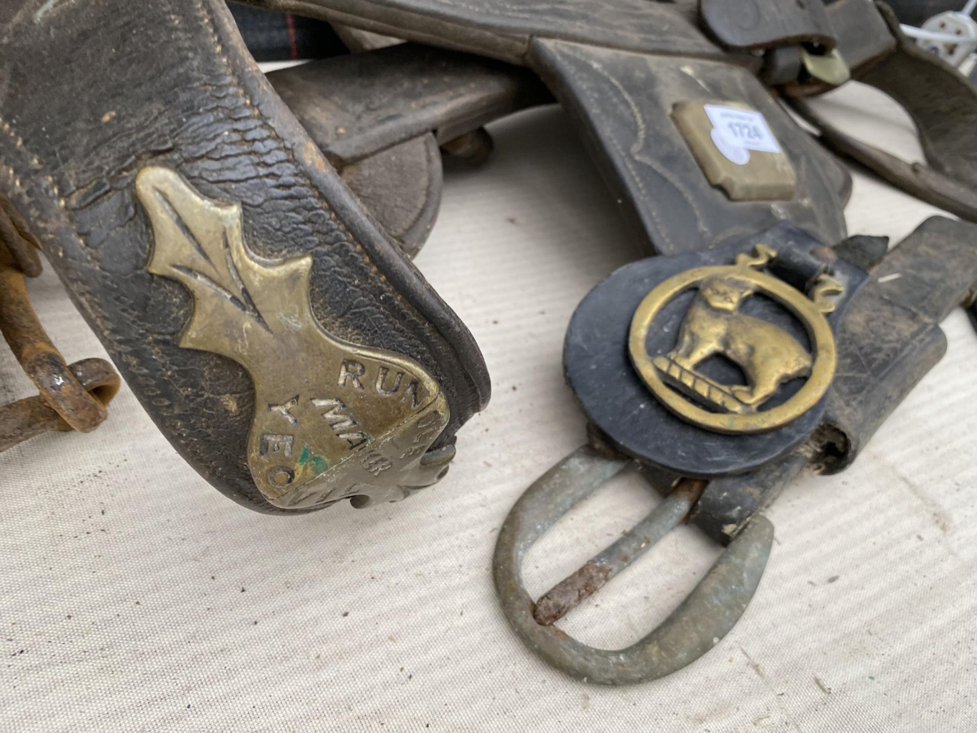 A VINTAGE LEATHER HORSE HARNESS WITH BRASS DETAIL - Image 2 of 2