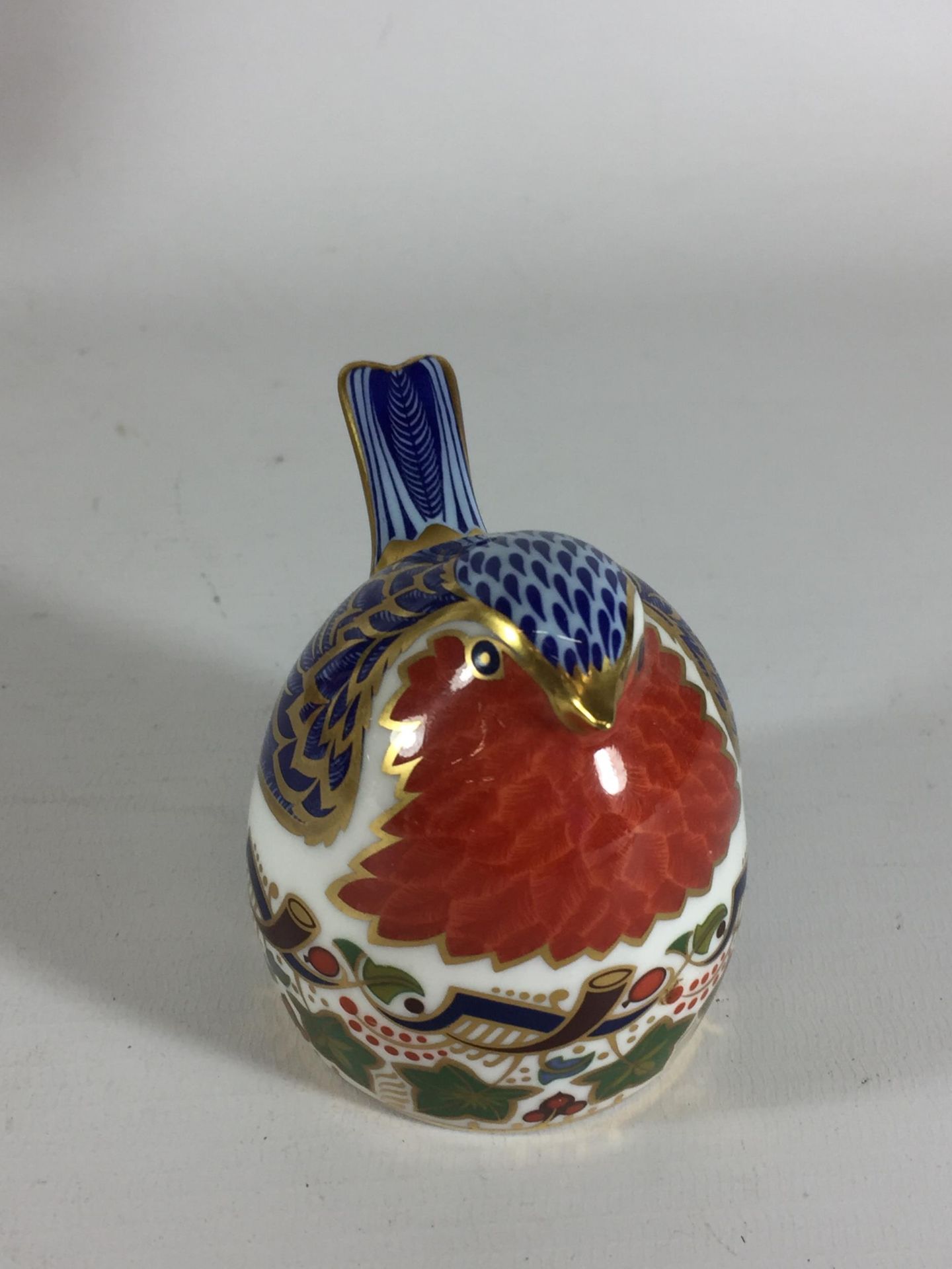 A ROYAL CROWN DERBY 'ROBIN NESTING' BIRD PAPERWEIGHT, GOLD STOPPER - Image 2 of 3