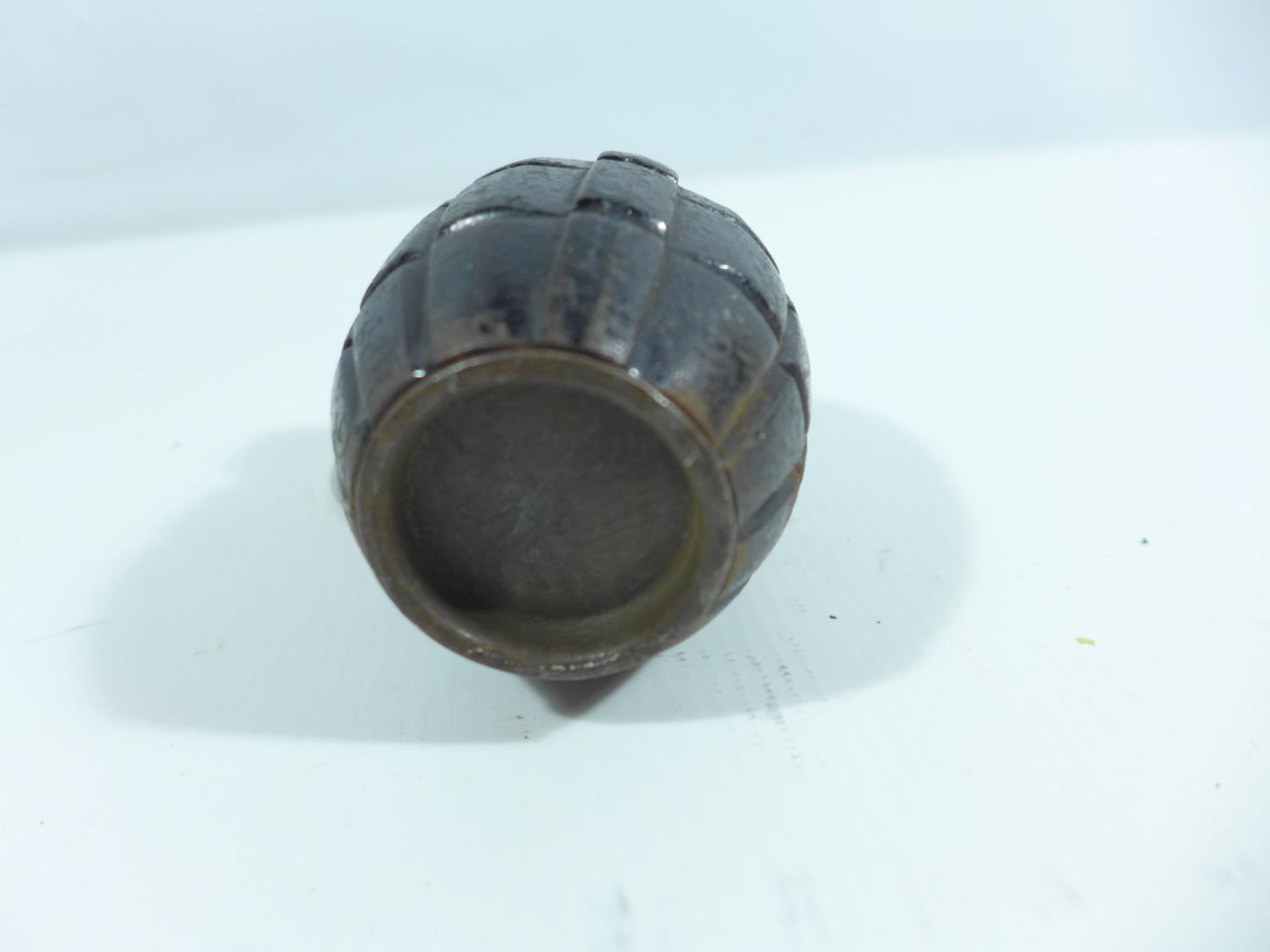 A WORLD WAR II PERIOD GRENADE MADE INTO A MONEY BOX, HEIGHT 9.5CM - Bild 4 aus 5