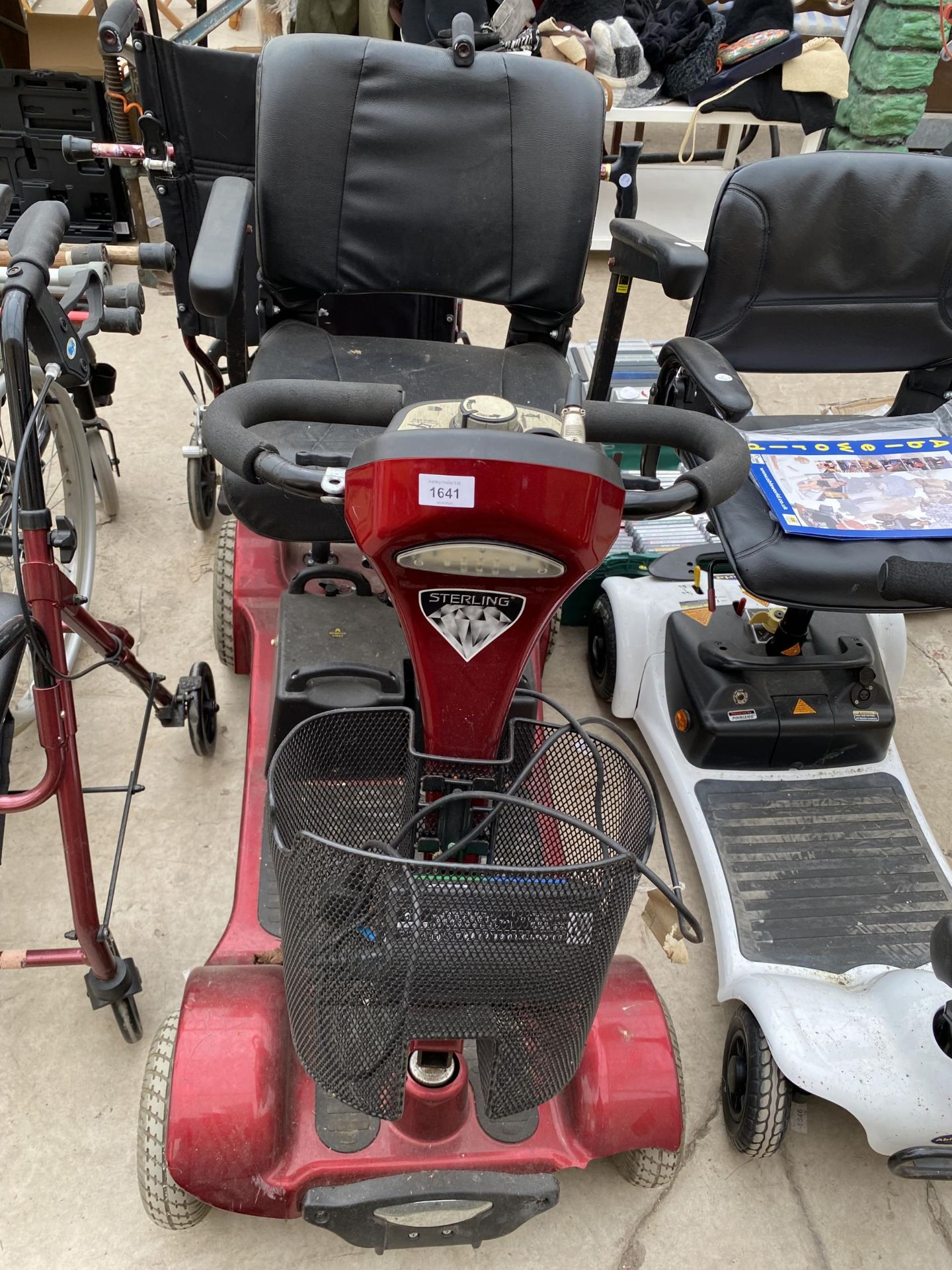 A STERLING SAPPHIRE MOBILITY SCOOTER COMPLETE WITH CHARGER BUT NO KEY