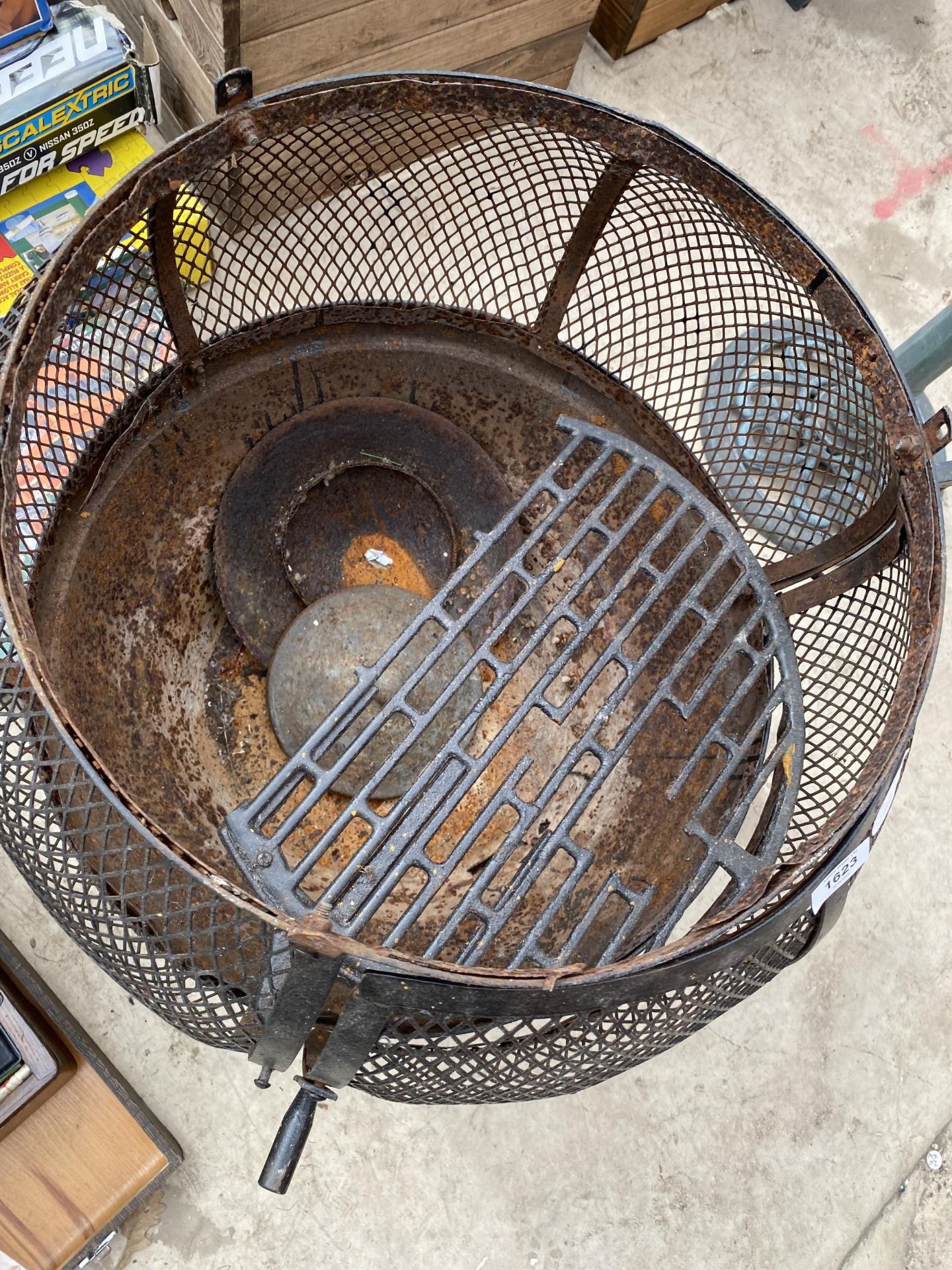 A METAL FIRE PIT WITH PIZZA SHELF - Image 2 of 3